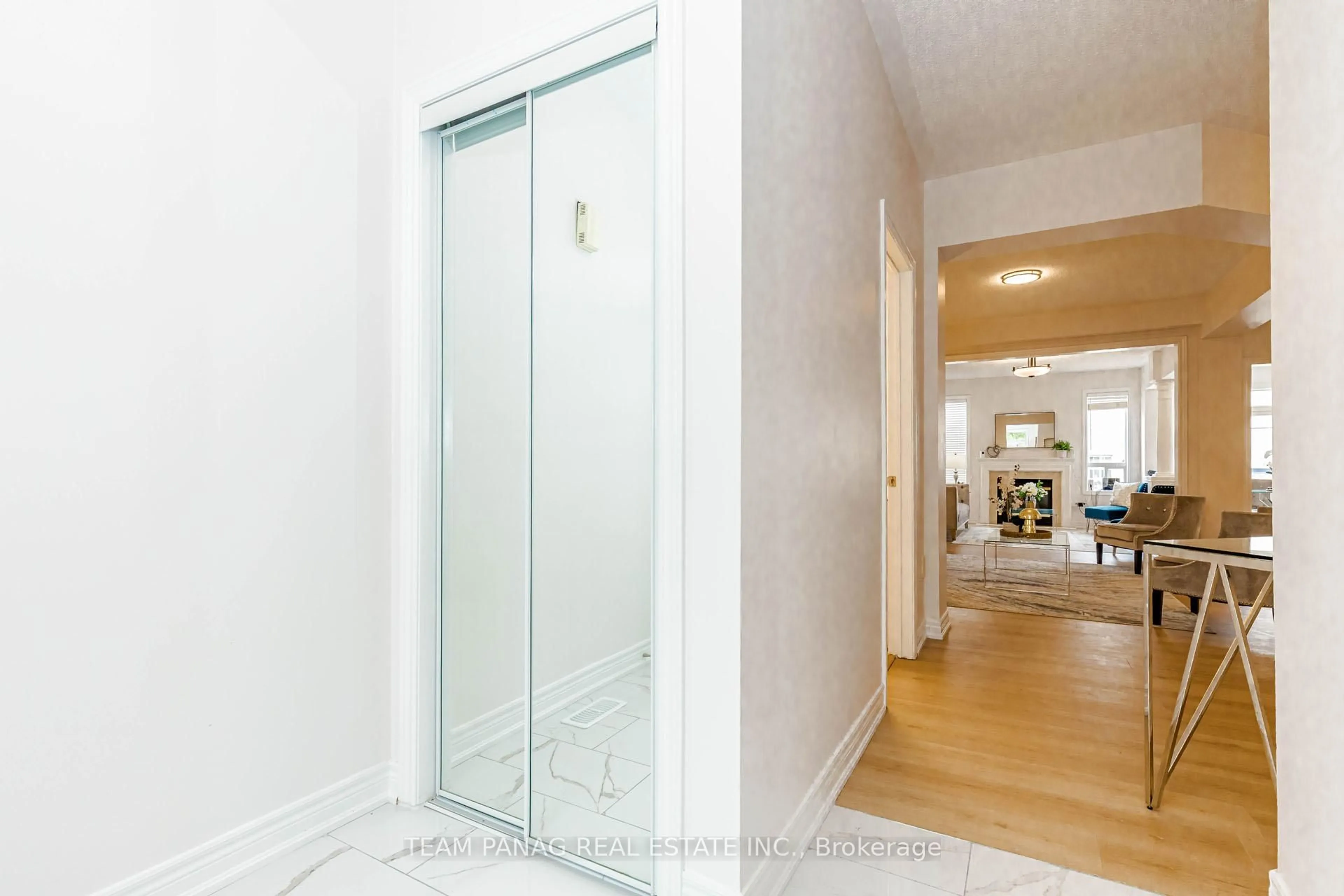 Indoor entryway for 7 Village Lake Cres, Brampton Ontario L6S 6K2