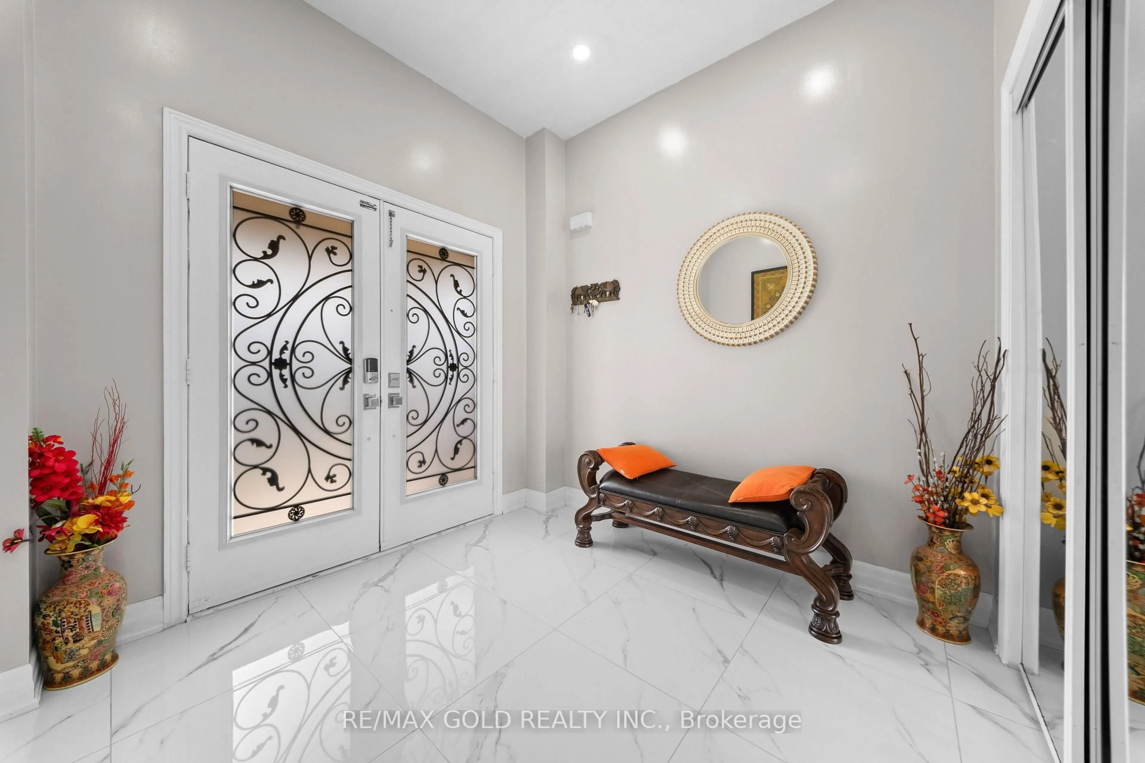 Indoor entryway for 19 Attview Cres, Brampton Ontario L6P 2R5