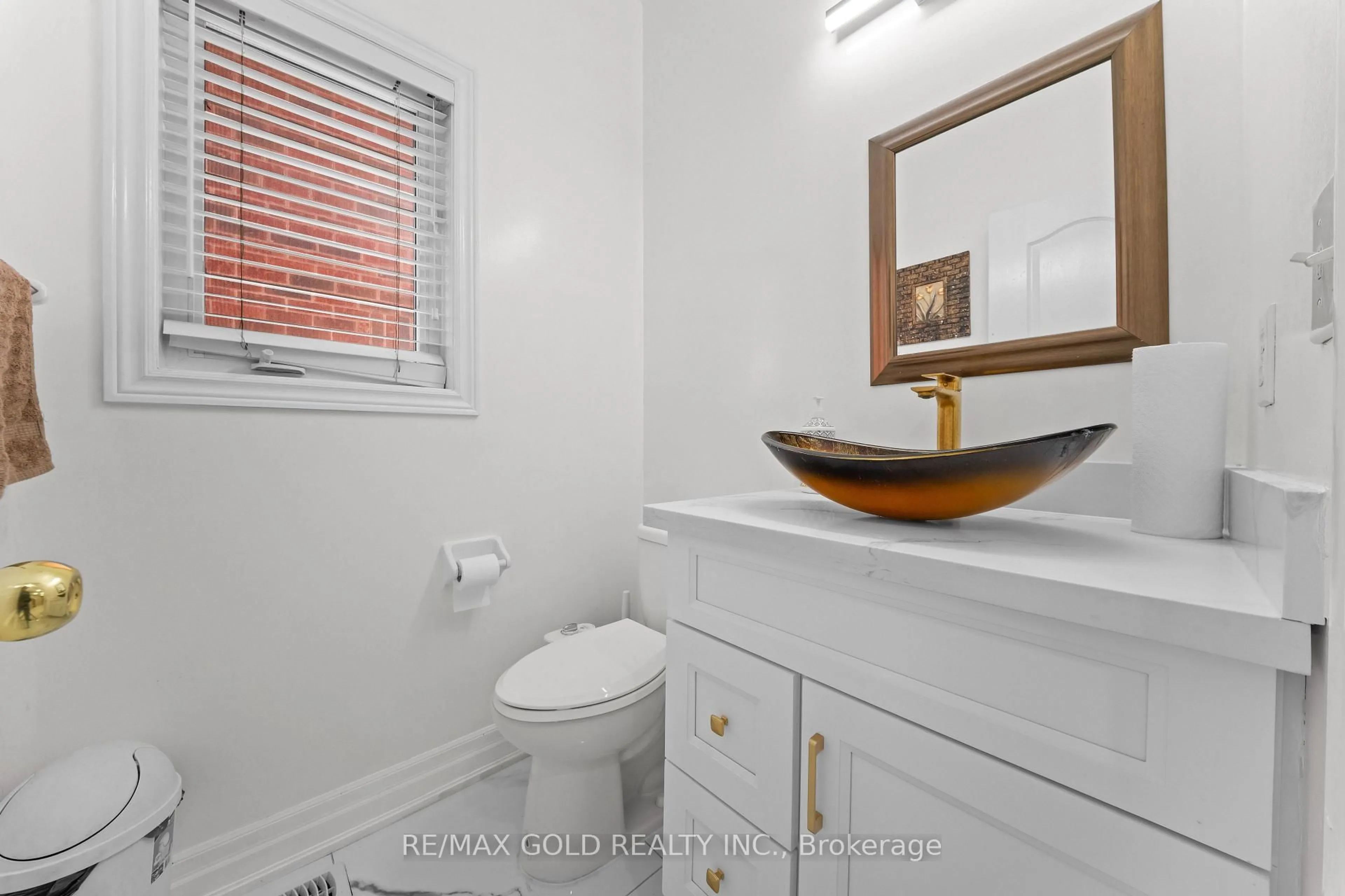 Standard bathroom, ceramic/tile floor for 19 Attview Cres, Brampton Ontario L6P 2R5