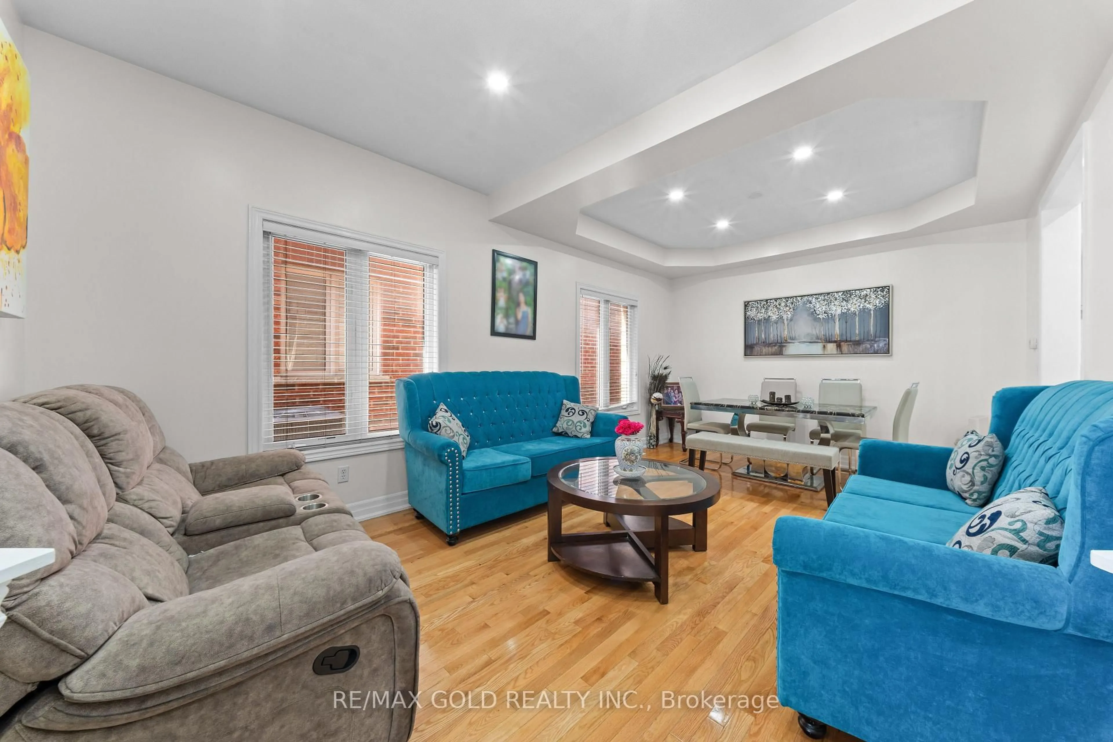 Living room with furniture, unknown for 19 Attview Cres, Brampton Ontario L6P 2R5
