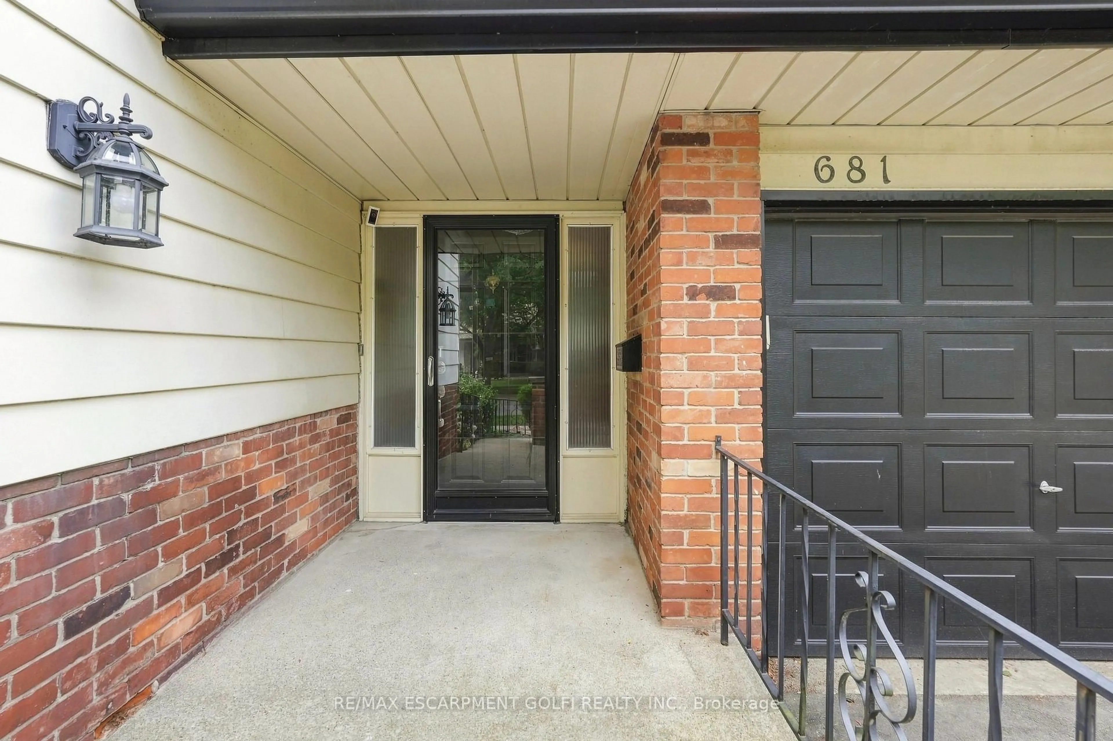 Indoor entryway for 681 Empress Cres, Burlington Ontario L7L 5E9