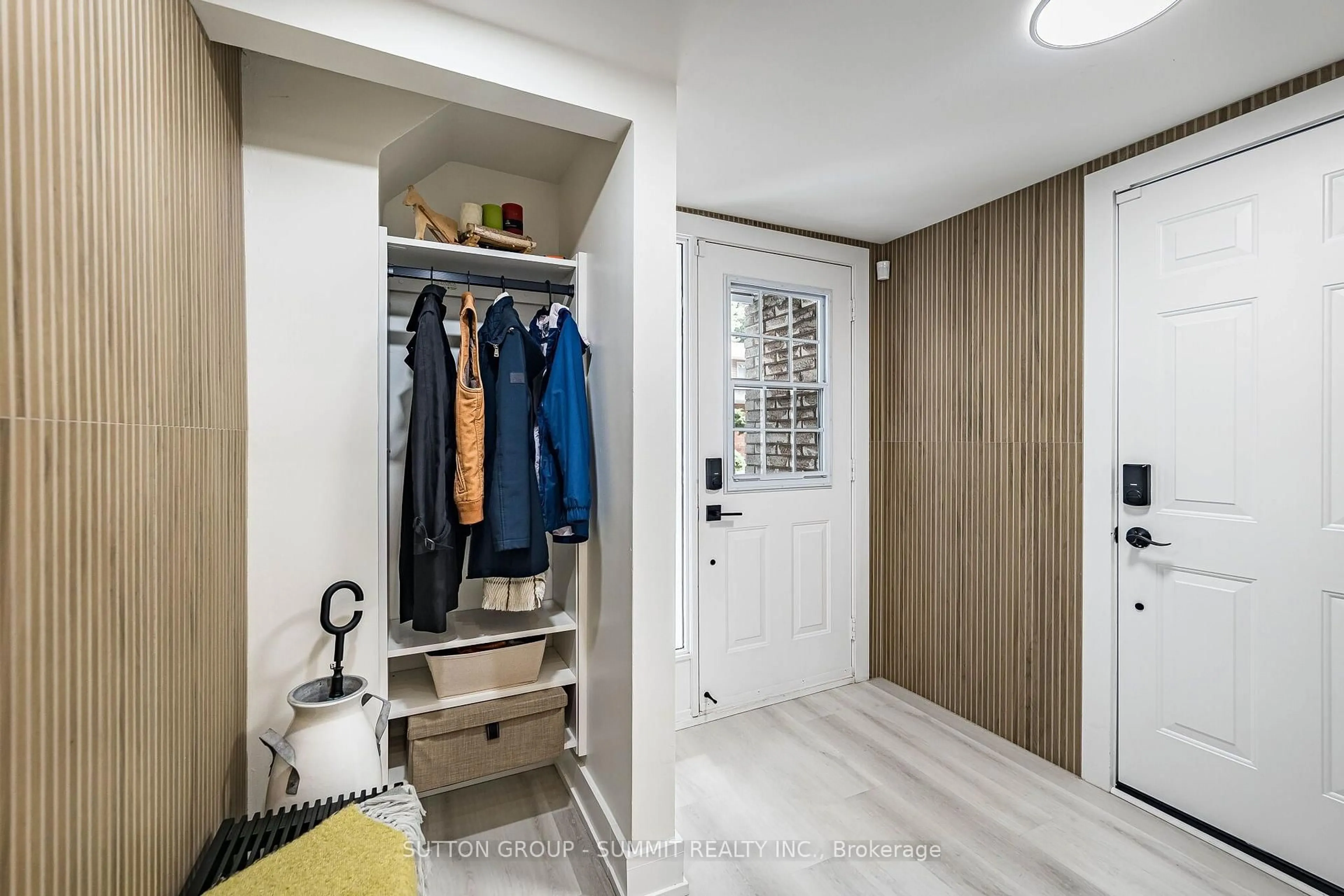 Indoor entryway for 1270 Gainsborough Dr #1, Oakville Ontario L6H 2L2