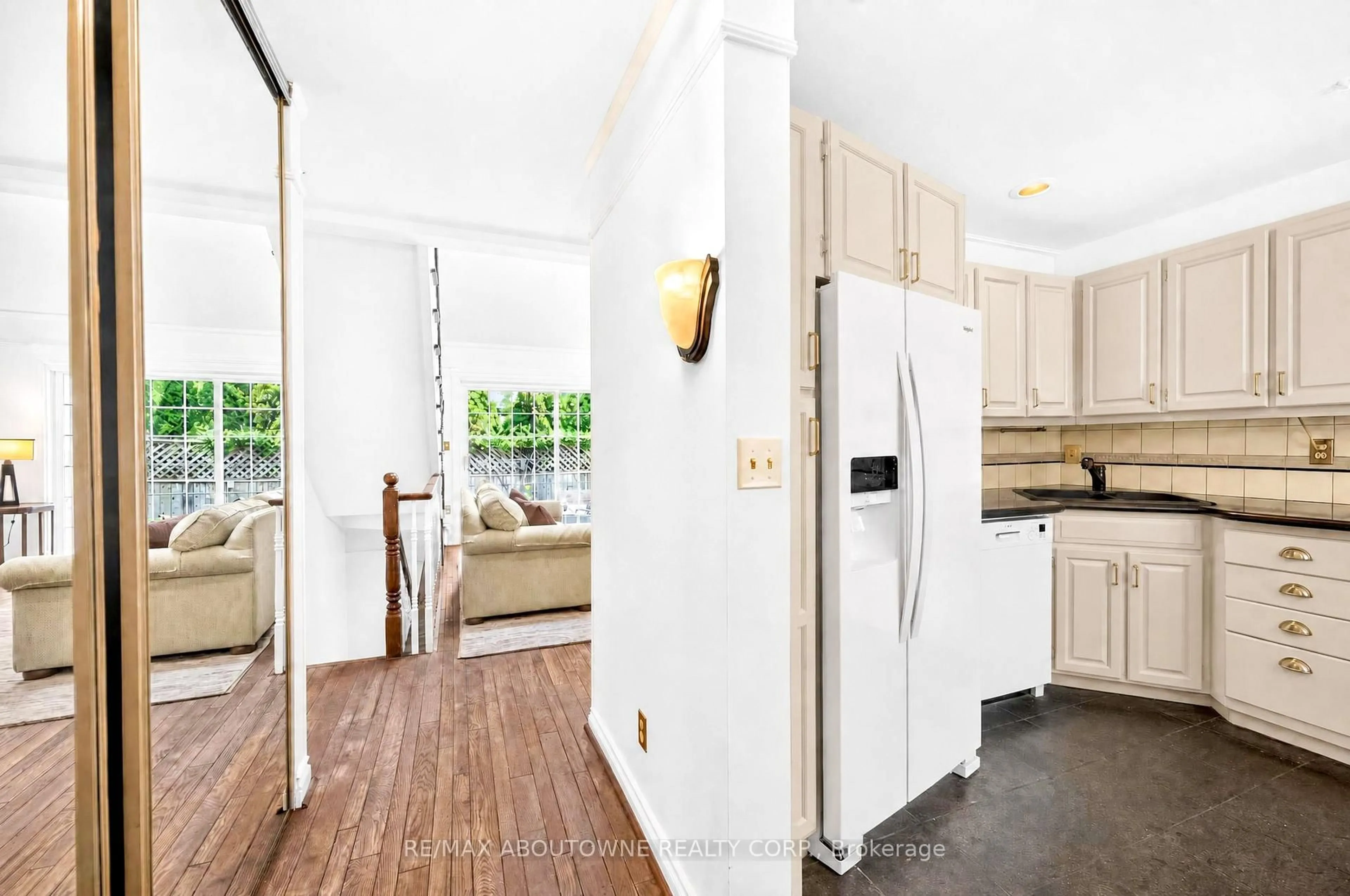 Open concept kitchen, ceramic/tile floor for 461 Blathwayte Lane, Burlington Ontario L7S 1Y4