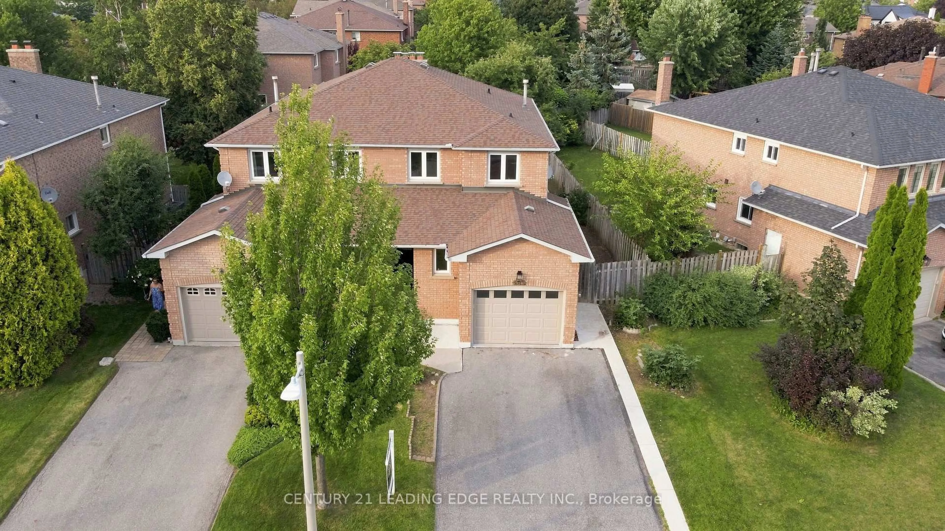 A pic from outside/outdoor area/front of a property/back of a property/a pic from drone, street for 183 Hopewell Rd, Oakville Ontario L6H 5Y9