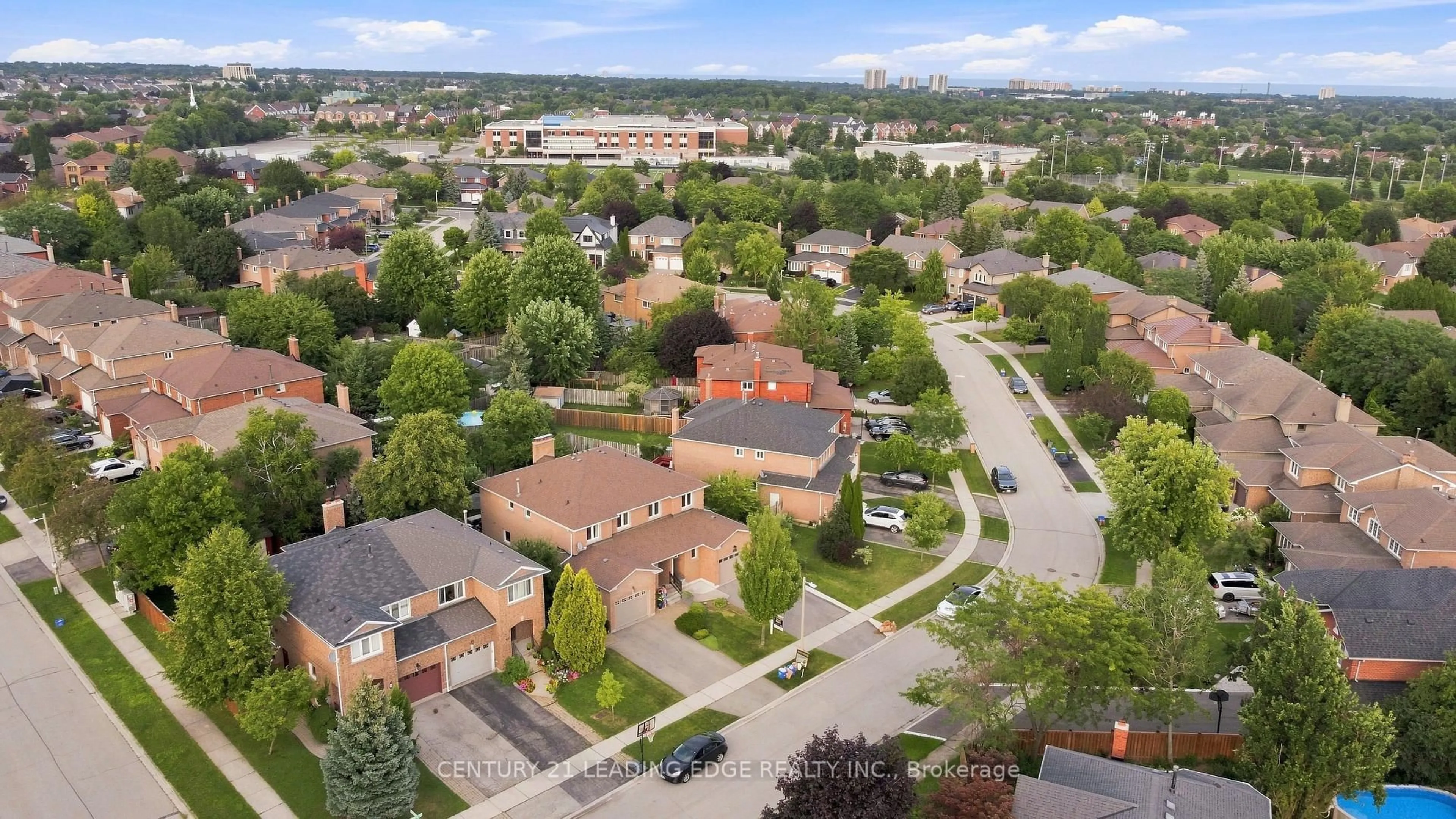 A pic from outside/outdoor area/front of a property/back of a property/a pic from drone, street for 183 Hopewell Rd, Oakville Ontario L6H 5Y9