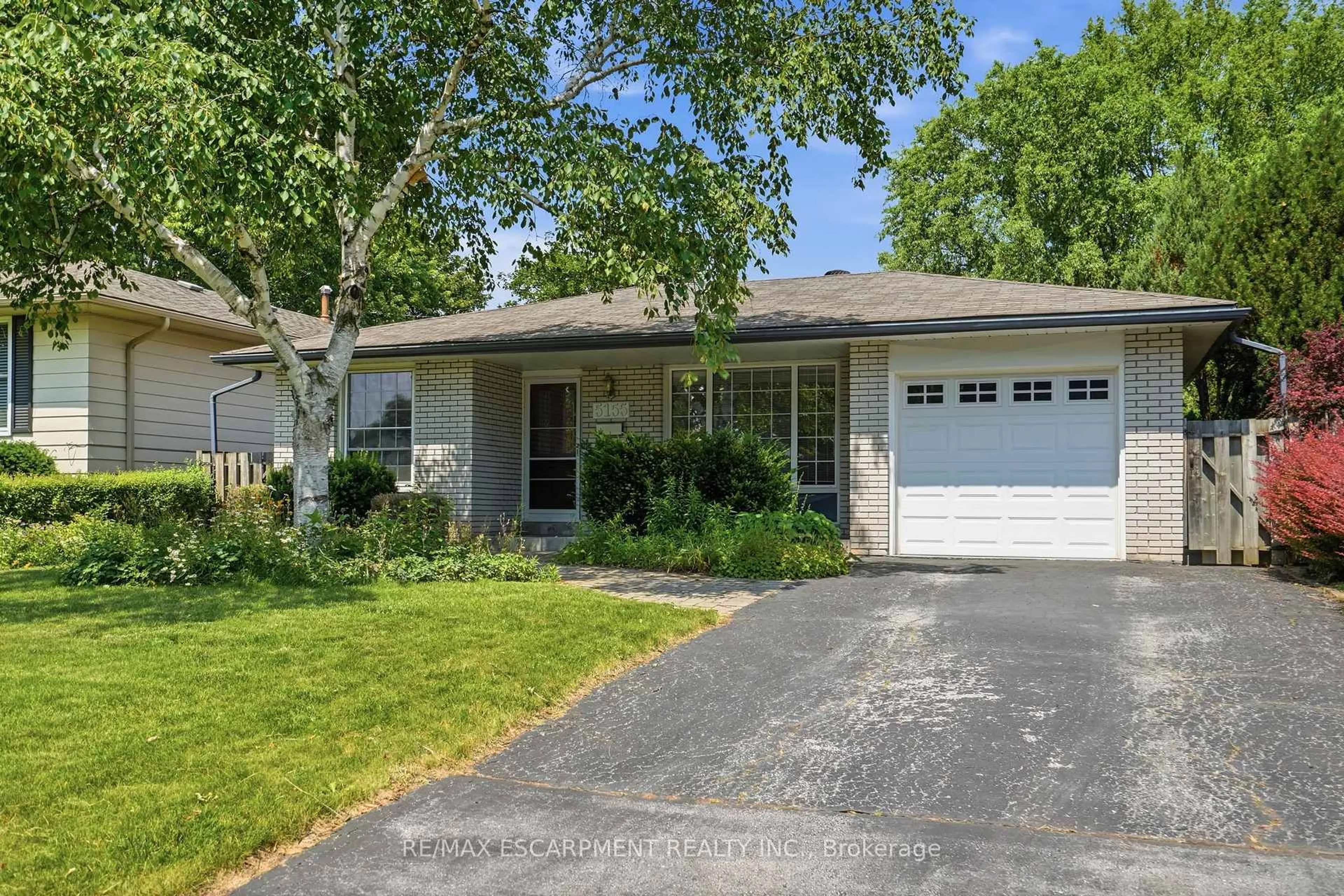 Home with vinyl exterior material, street for 5155 Idlewood Cres, Burlington Ontario L7L 3Y5