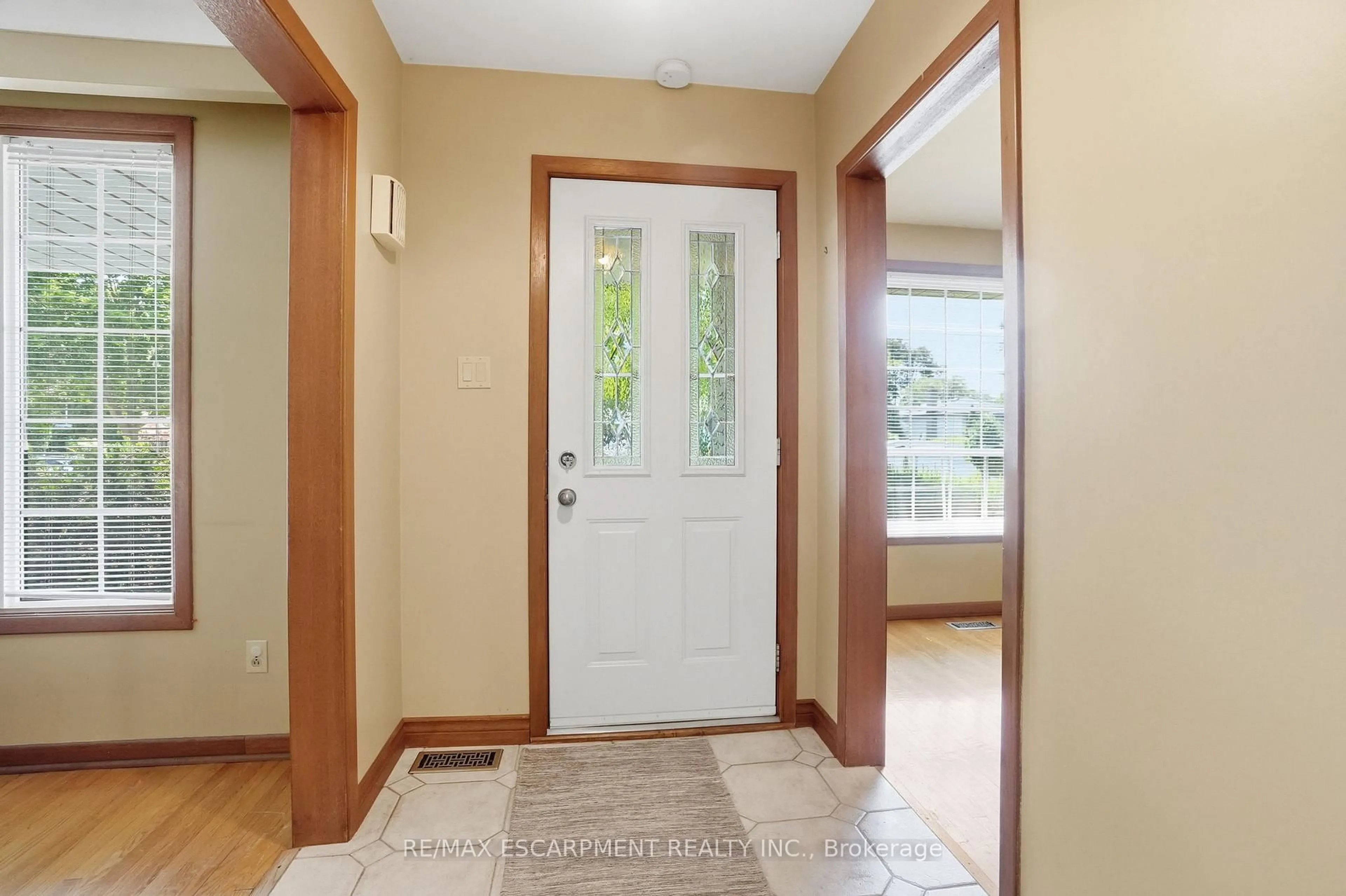 Indoor entryway for 5155 Idlewood Cres, Burlington Ontario L7L 3Y5