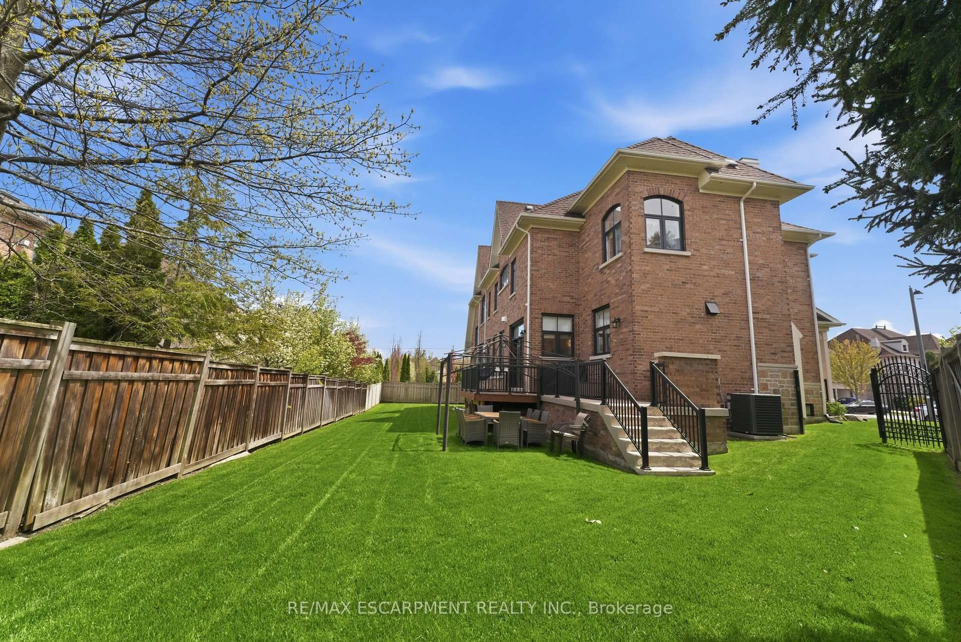 Home with brick exterior material, unknown for 950 FREDONIA Dr, Mississauga Ontario L5C 2W4
