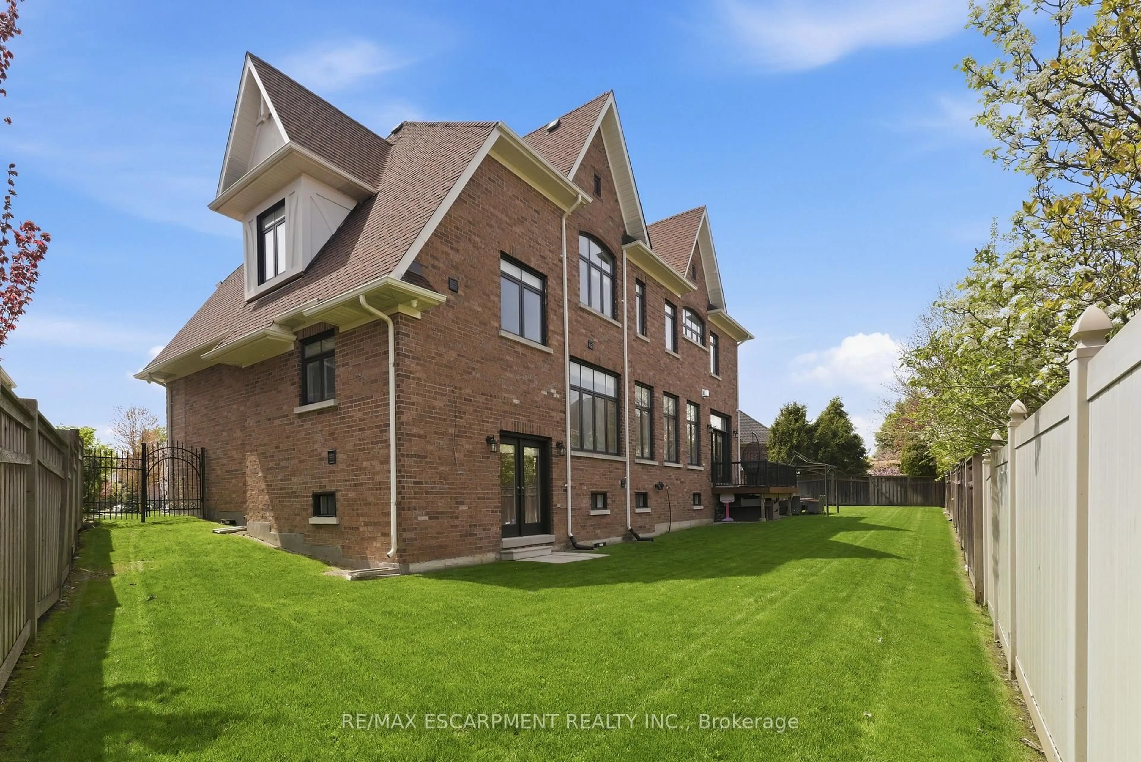 Home with brick exterior material, unknown for 950 FREDONIA Dr, Mississauga Ontario L5C 2W4