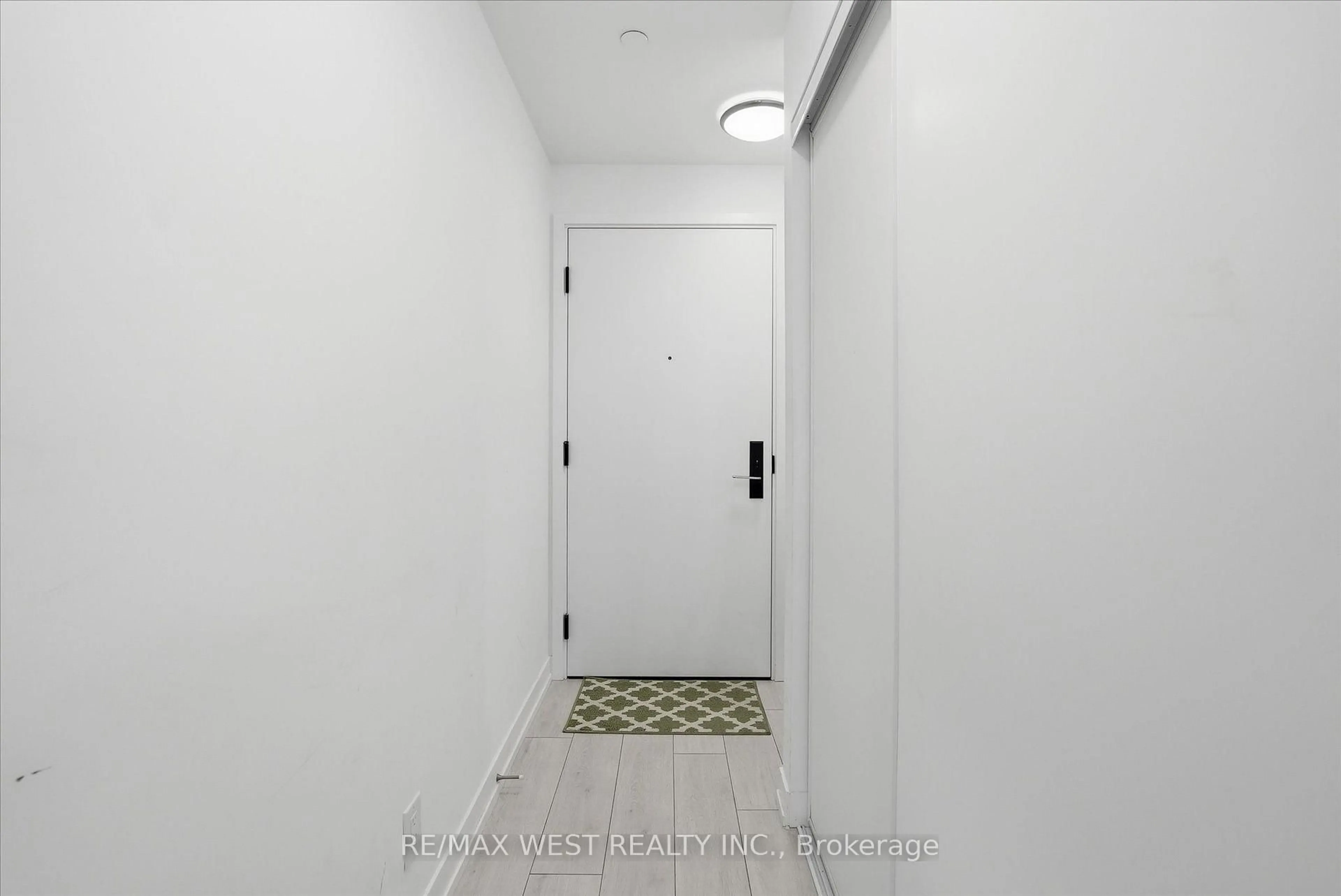 Indoor entryway for 270 Dufferin St #819, Toronto Ontario M6K 0H8
