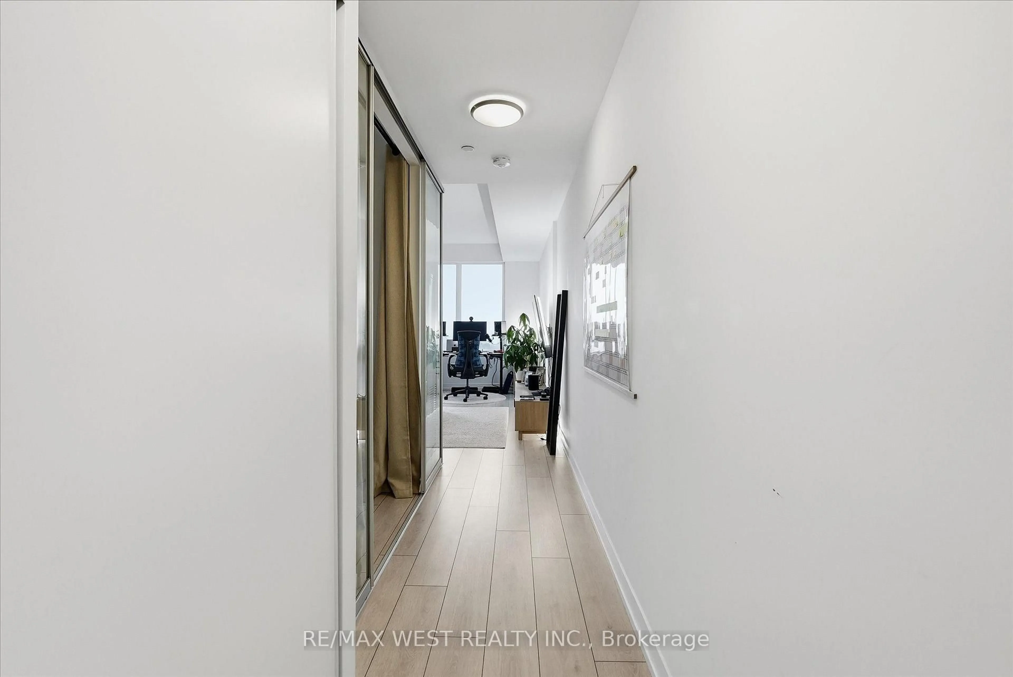 Indoor entryway for 270 Dufferin St #819, Toronto Ontario M6K 0H8