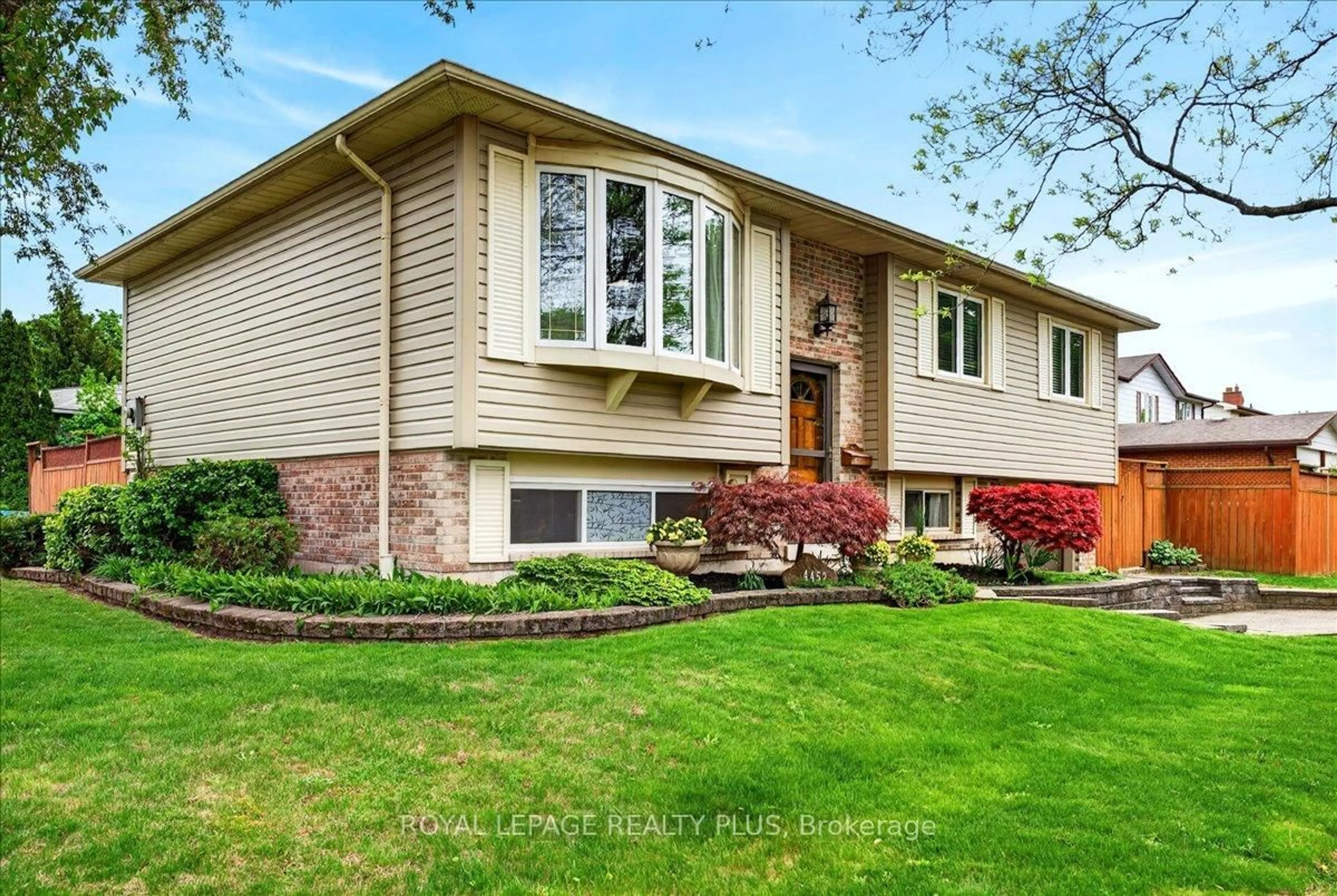 Home with vinyl exterior material, street for 4452 Delaney Dr, Burlington Ontario L7L 5J2