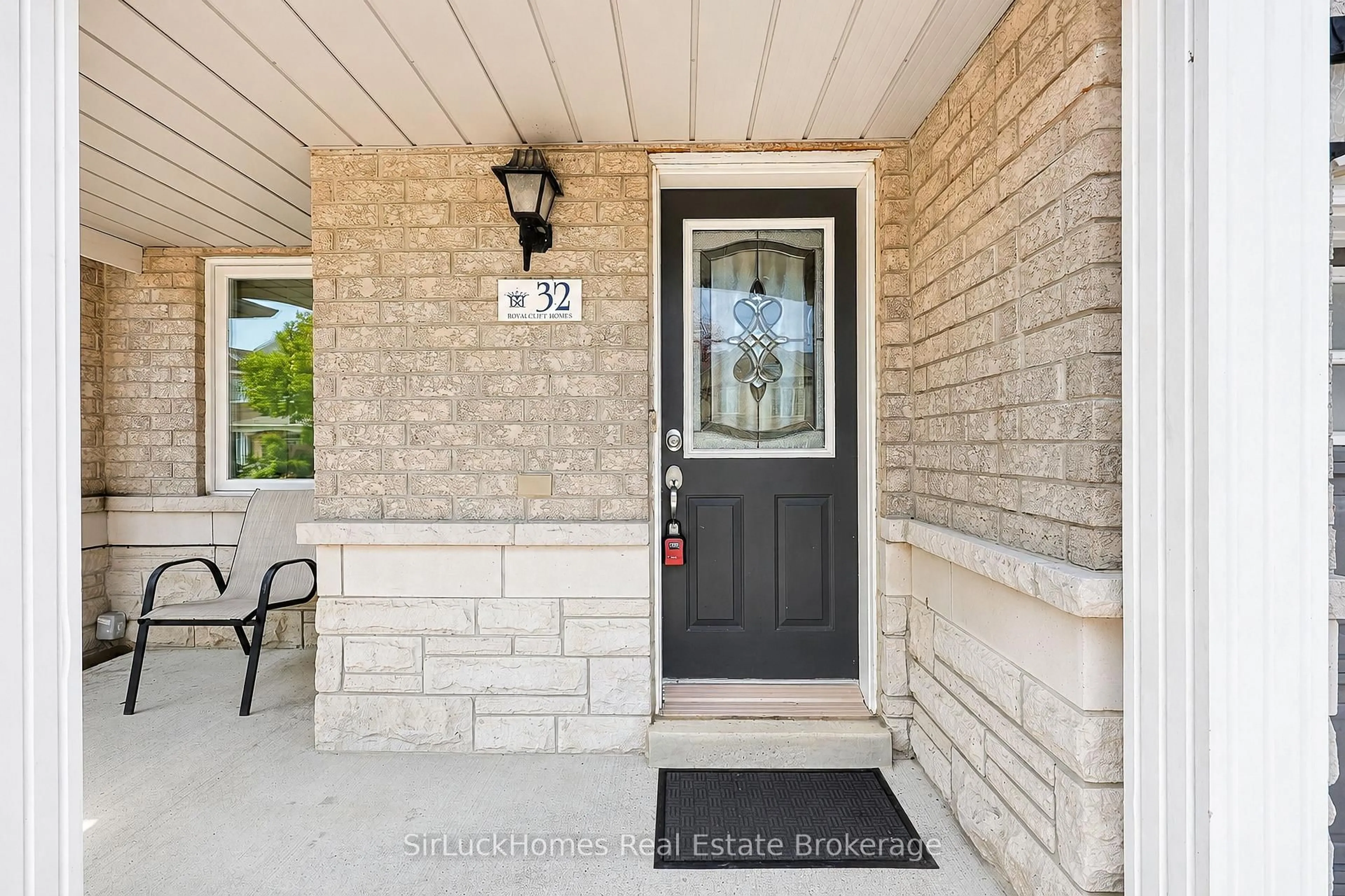 Indoor entryway for 32 Polar Bear Pl, Brampton Ontario L6R 3L8