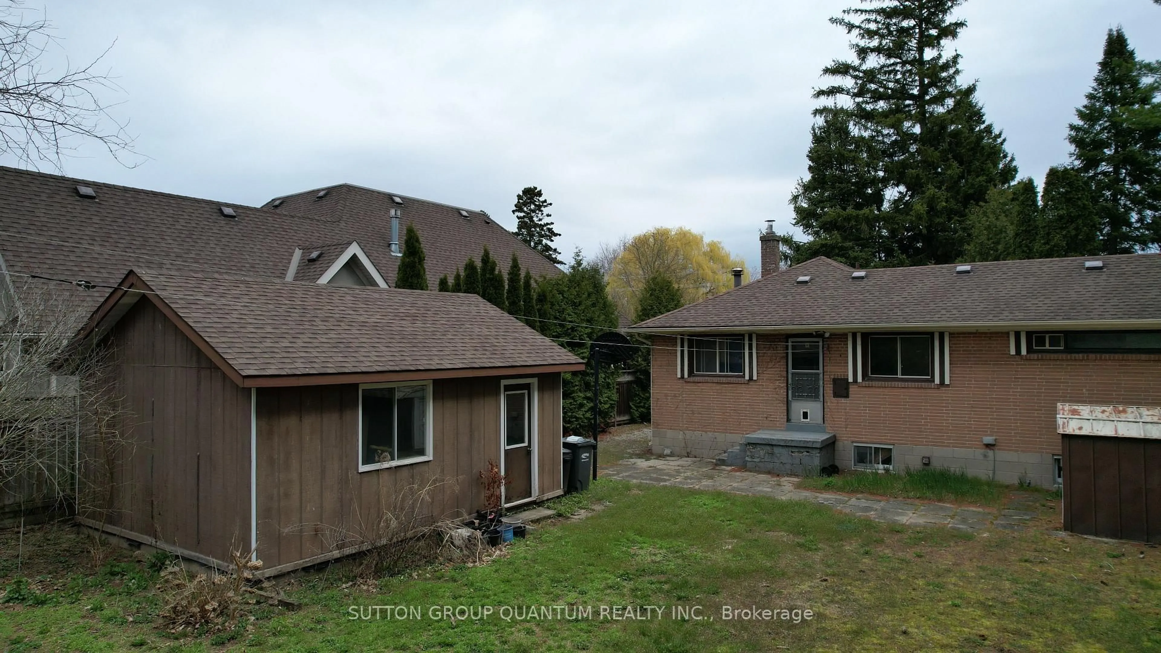 A pic from outside/outdoor area/front of a property/back of a property/a pic from drone, mountain view for 394 Maplehurst Ave, Oakville Ontario L6L 4Y6