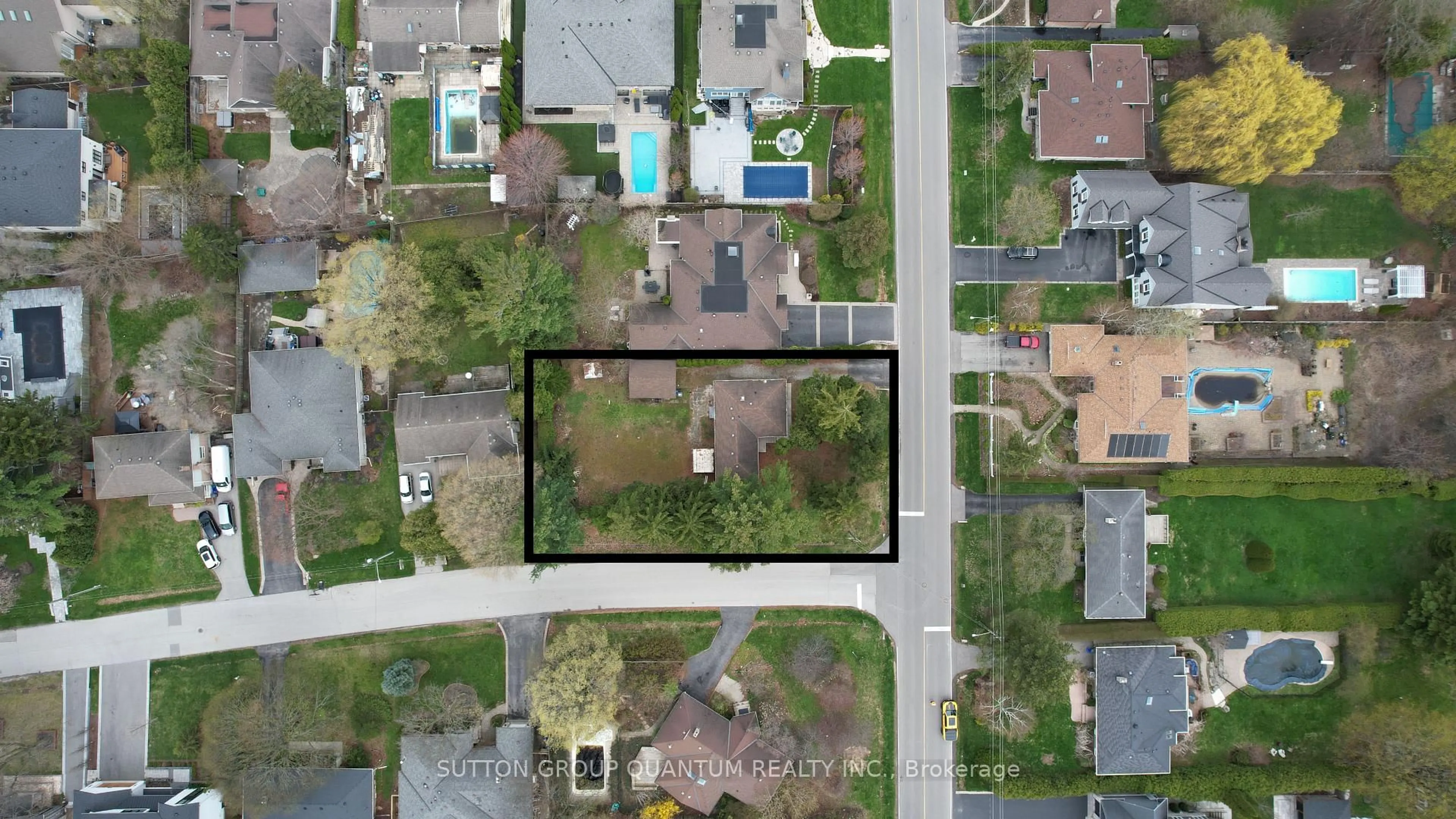 A pic from outside/outdoor area/front of a property/back of a property/a pic from drone, street for 394 Maplehurst Ave, Oakville Ontario L6L 4Y6