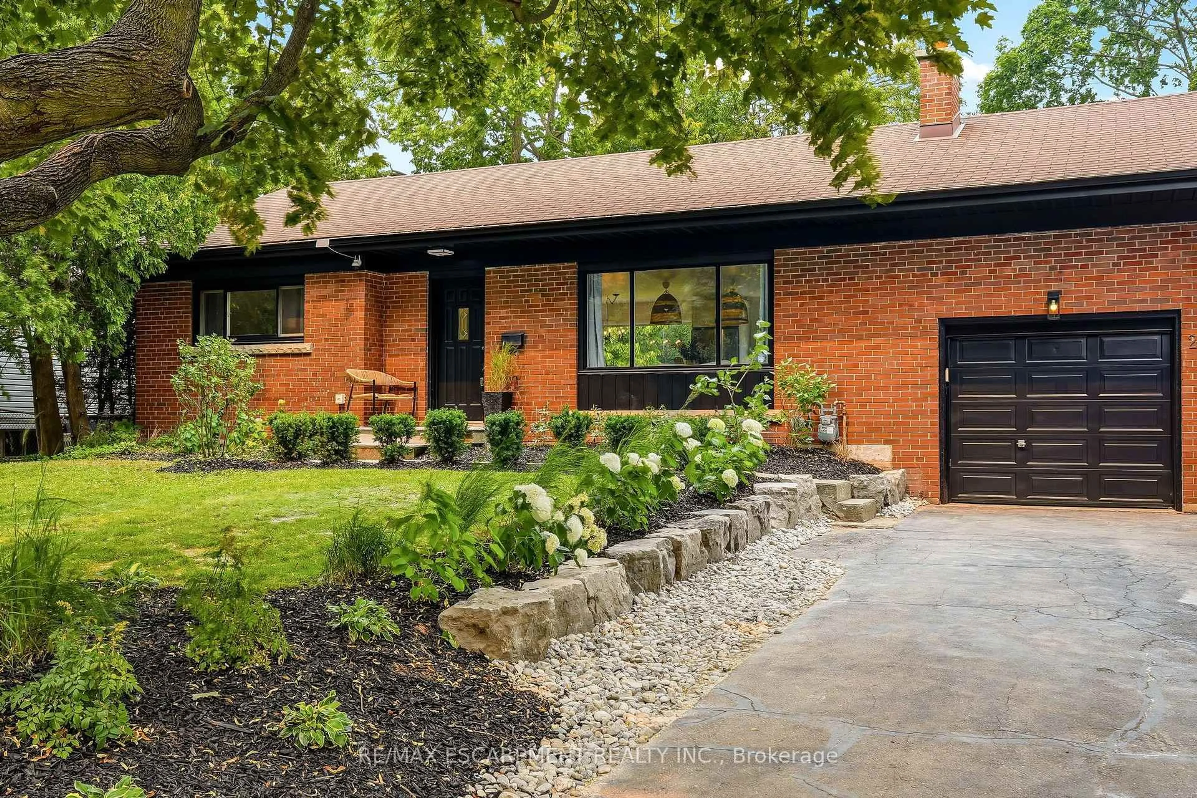 Home with brick exterior material, street for 271 Linden Ave, Burlington Ontario L7L 2P4
