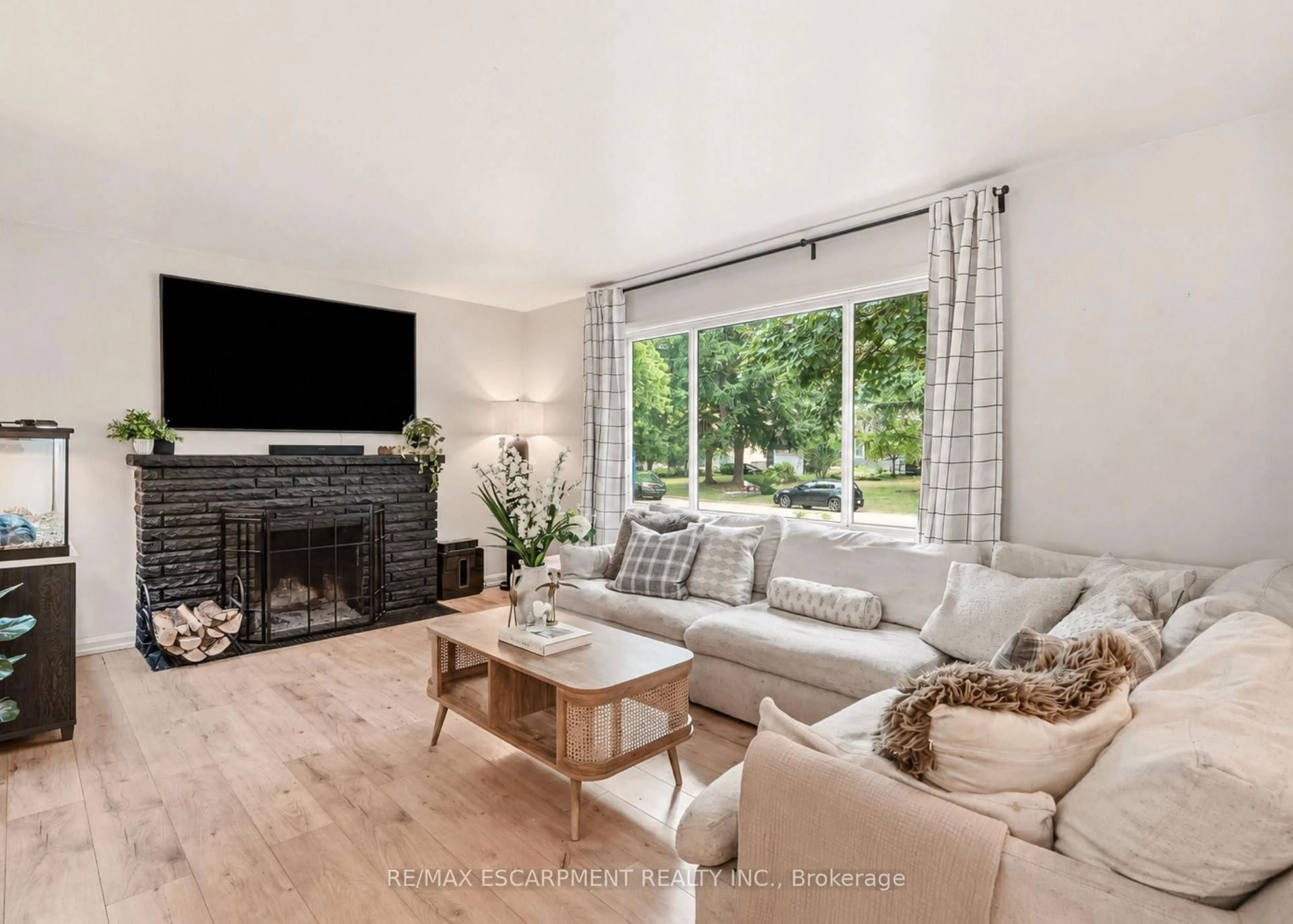 Living room with furniture, unknown for 271 Linden Ave, Burlington Ontario L7L 2P4