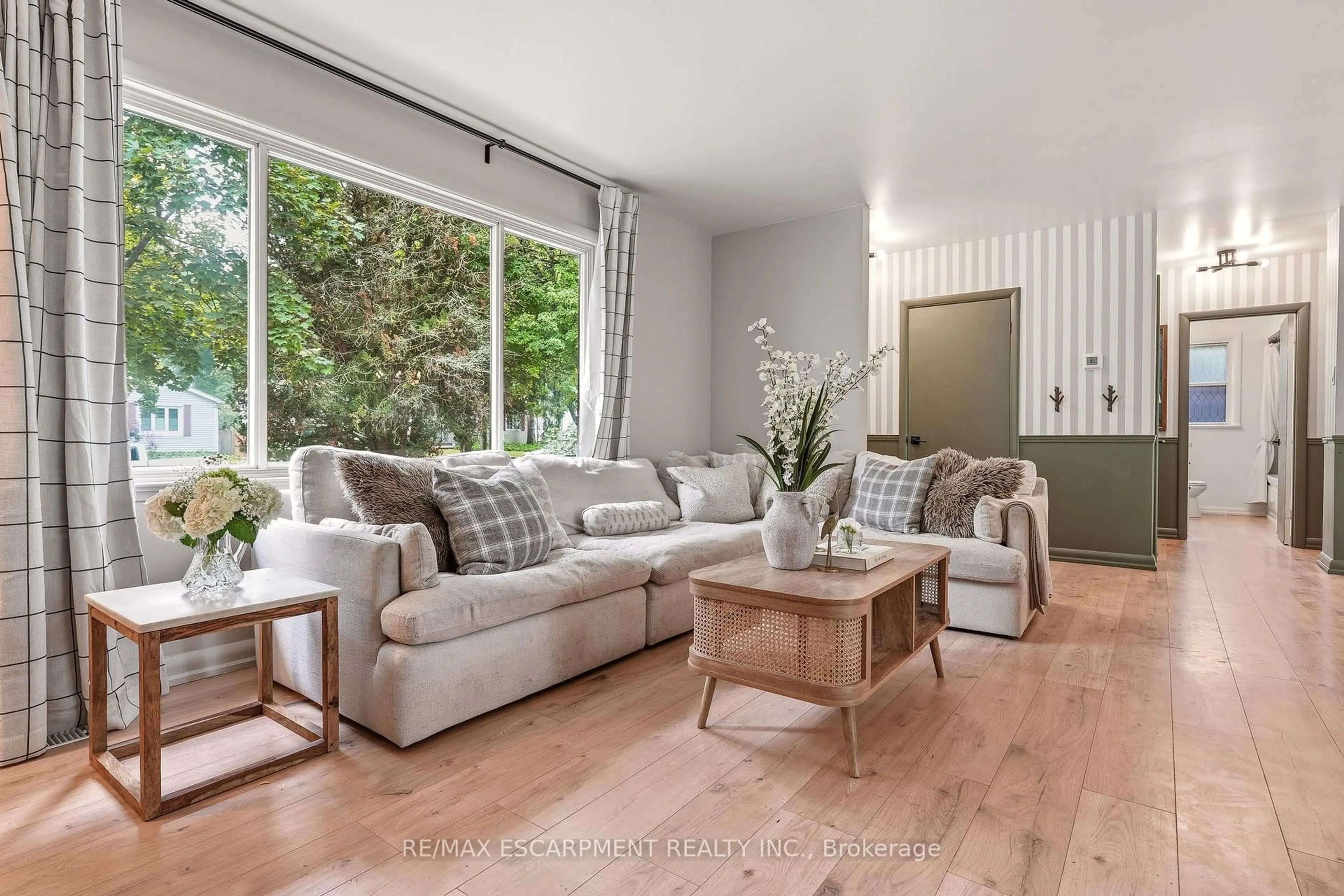 Living room with furniture, wood/laminate floor for 271 Linden Ave, Burlington Ontario L7L 2P4