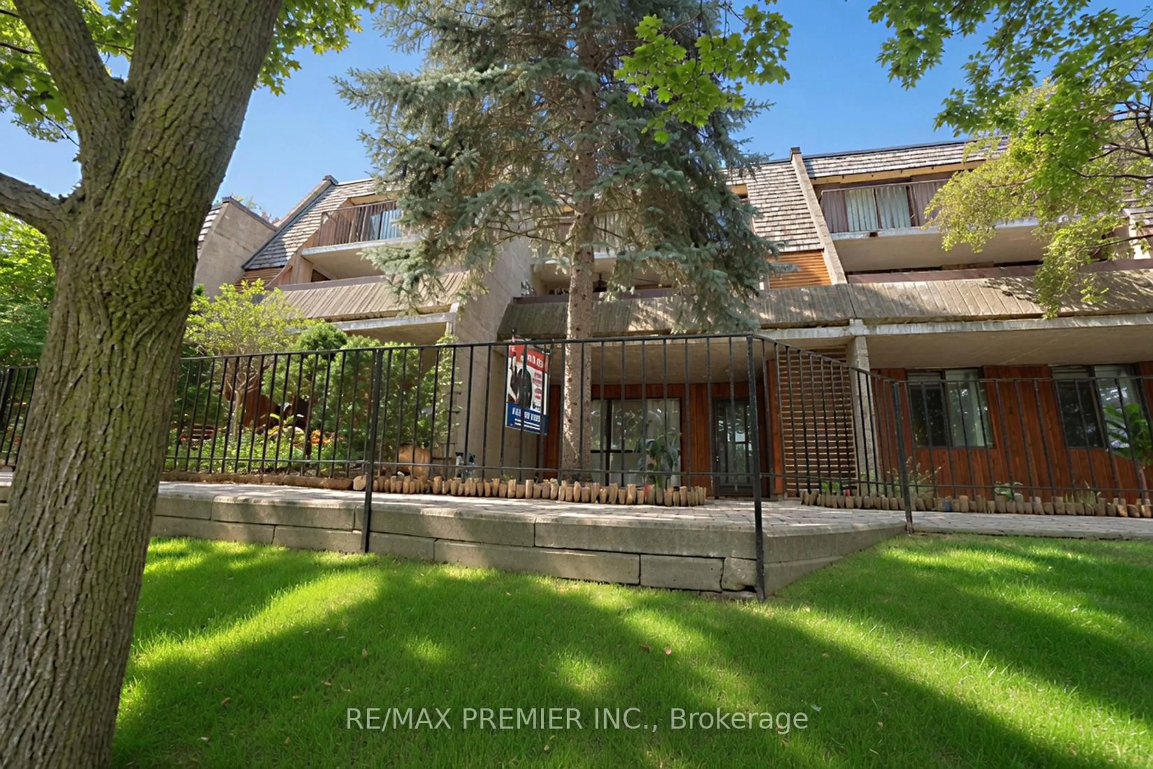 A pic from outside/outdoor area/front of a property/back of a property/a pic from drone, street for 1250 Mississauga Valley Blvd #51, Mississauga Ontario L5A 3R6
