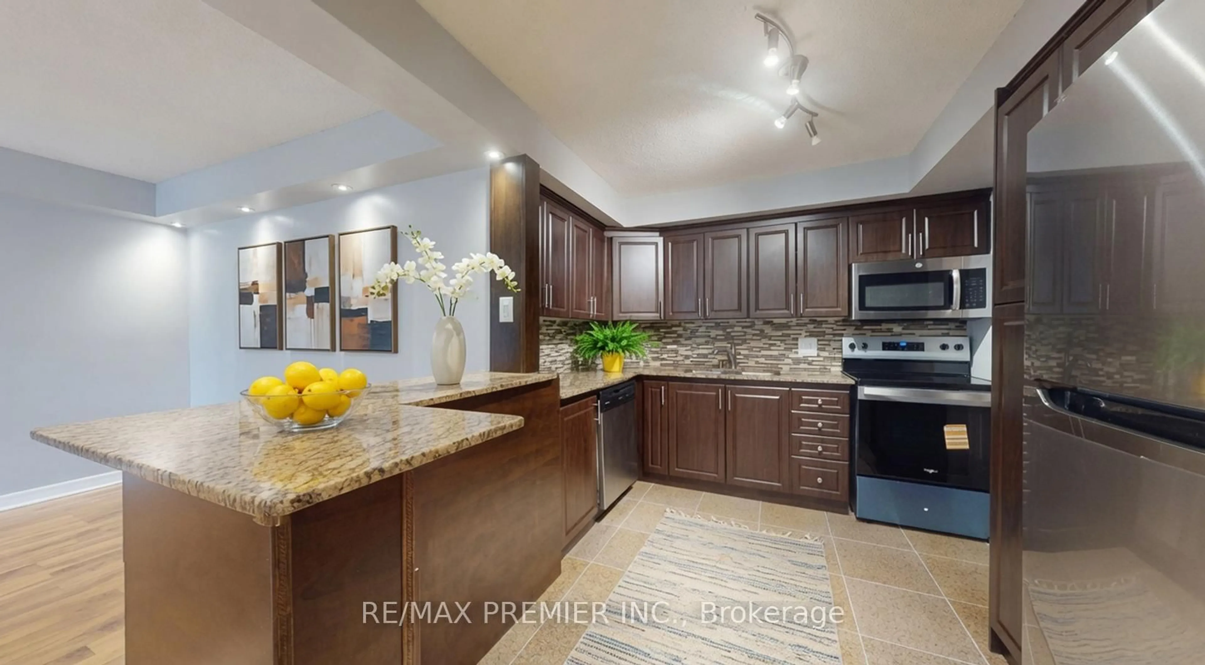 Open concept kitchen, ceramic/tile floor for 1250 Mississauga Valley Blvd #51, Mississauga Ontario L5A 3R6