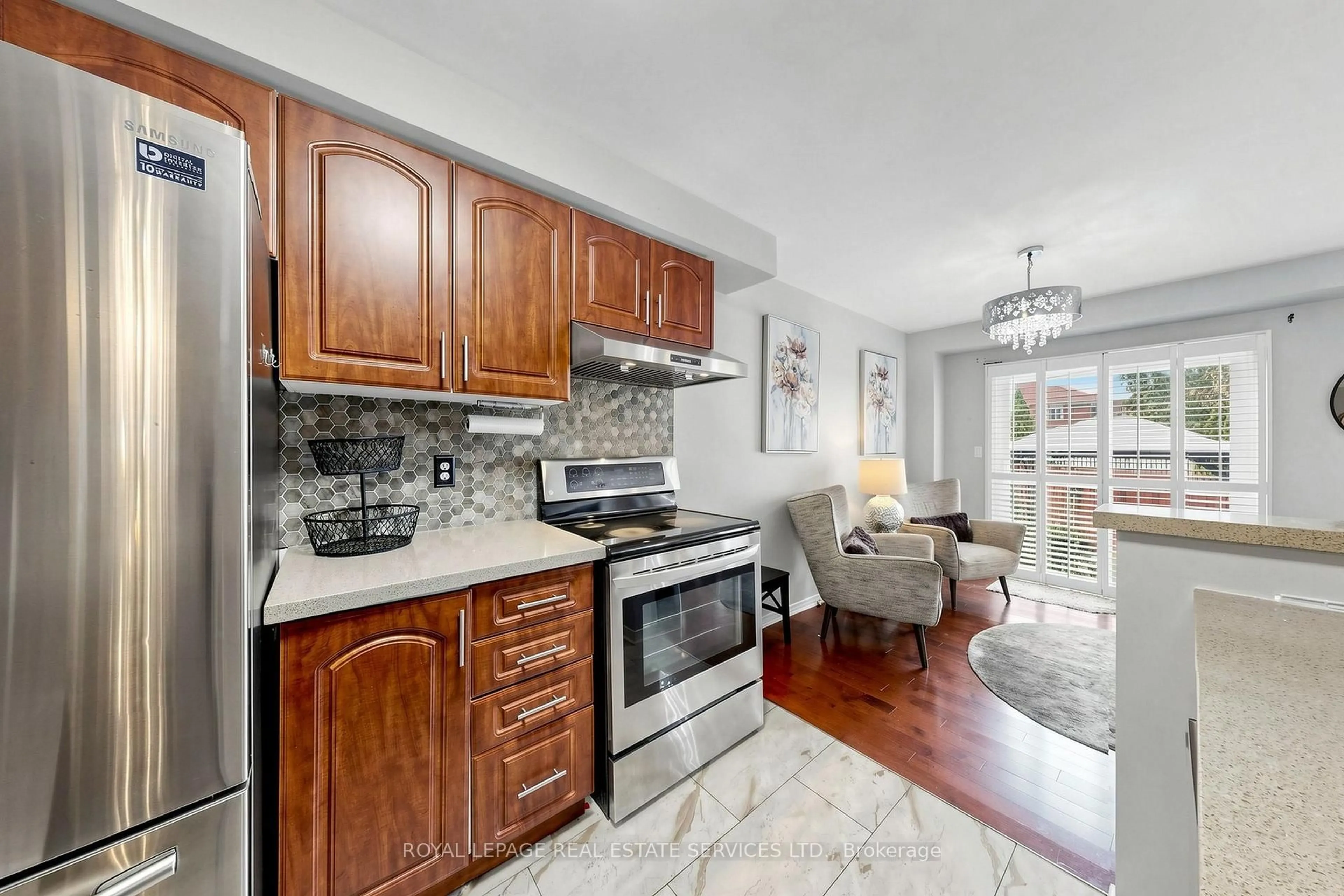Open concept kitchen, ceramic/tile floor for 5290 Brookwood Crt, Mississauga Ontario L5V 2K6