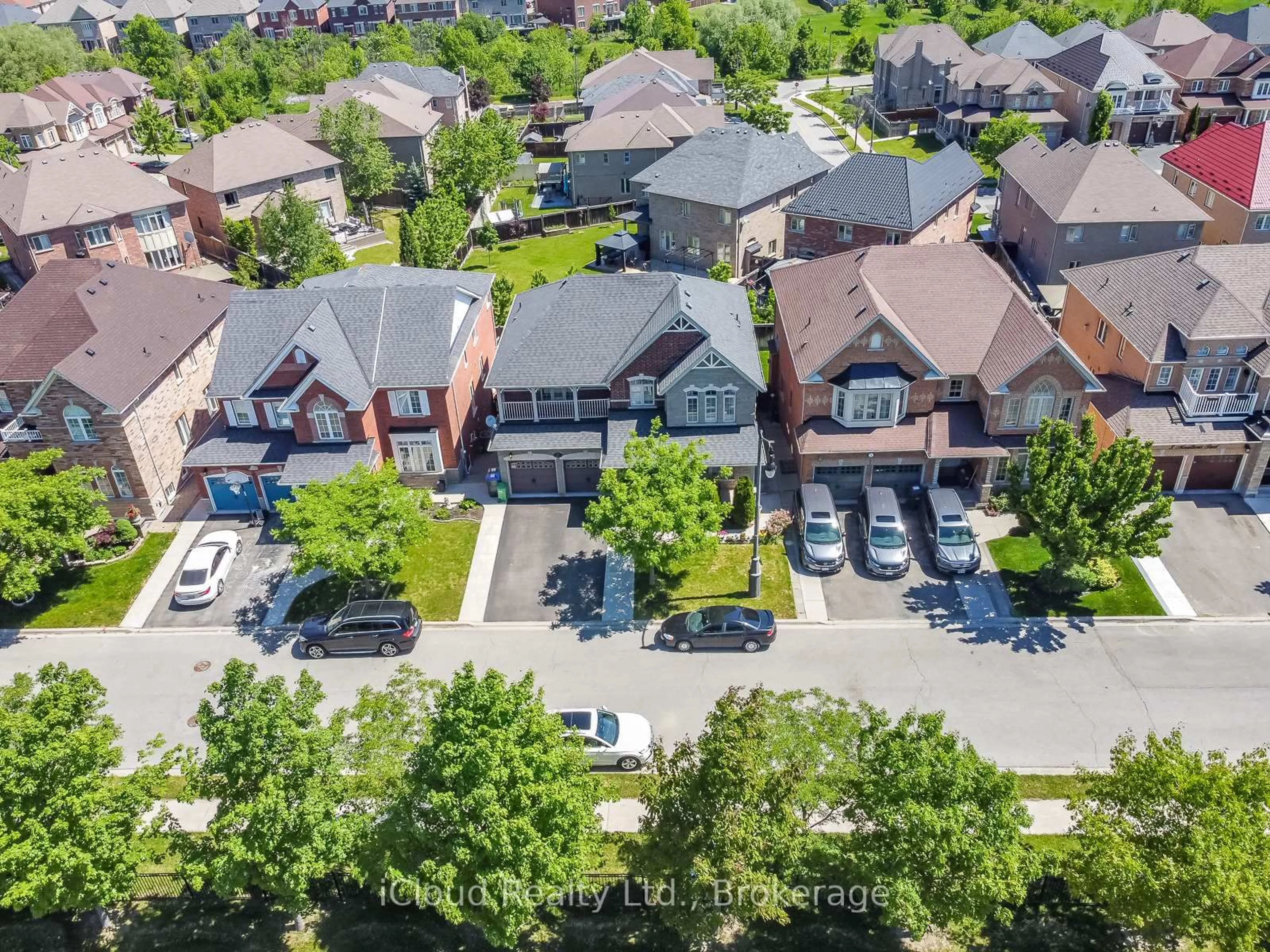 A pic from outside/outdoor area/front of a property/back of a property/a pic from drone, street for 7 Merrittonia St, Brampton Ontario L6X 0Y9