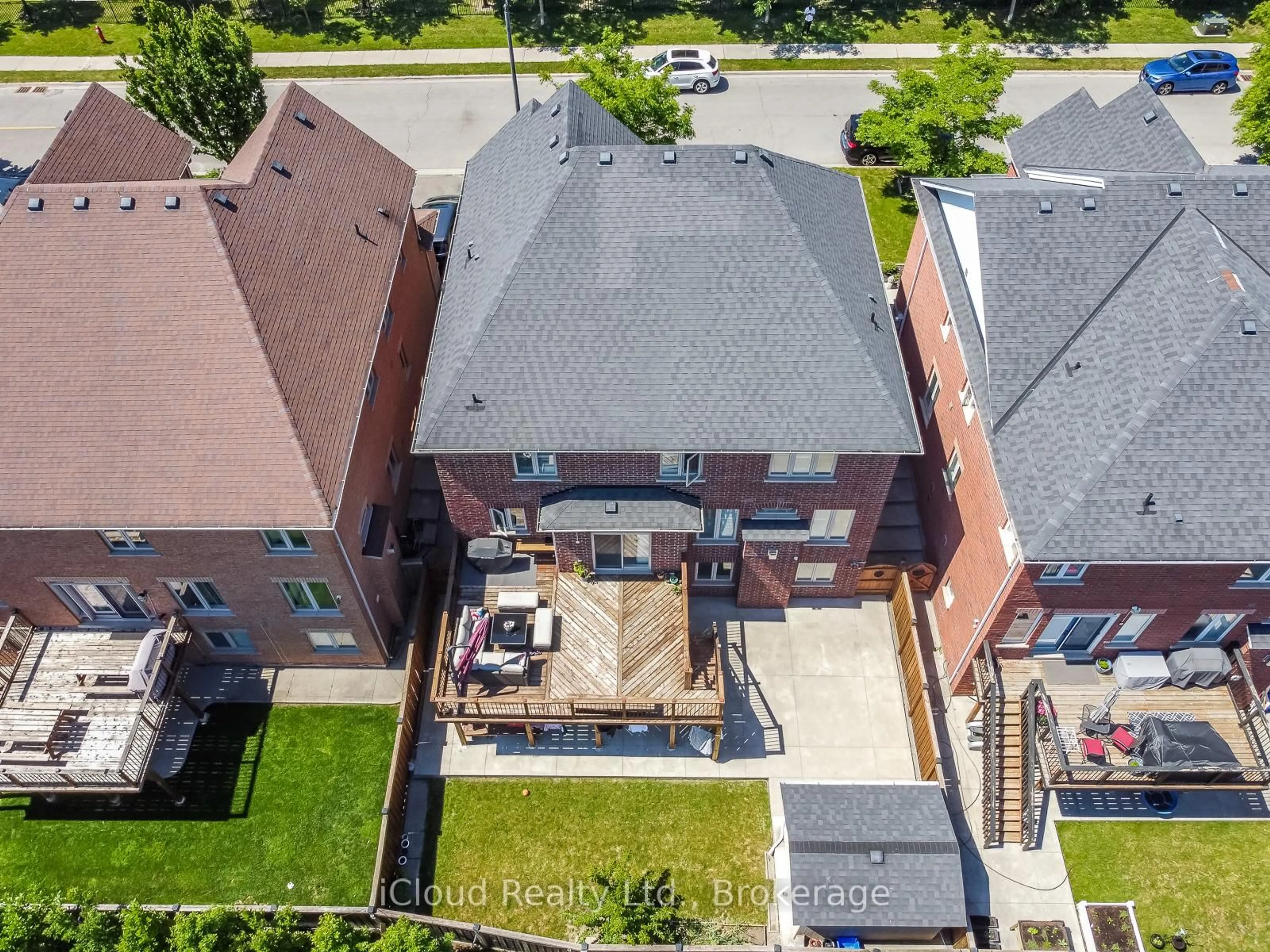 A pic from outside/outdoor area/front of a property/back of a property/a pic from drone, street for 7 Merrittonia St, Brampton Ontario L6X 0Y9