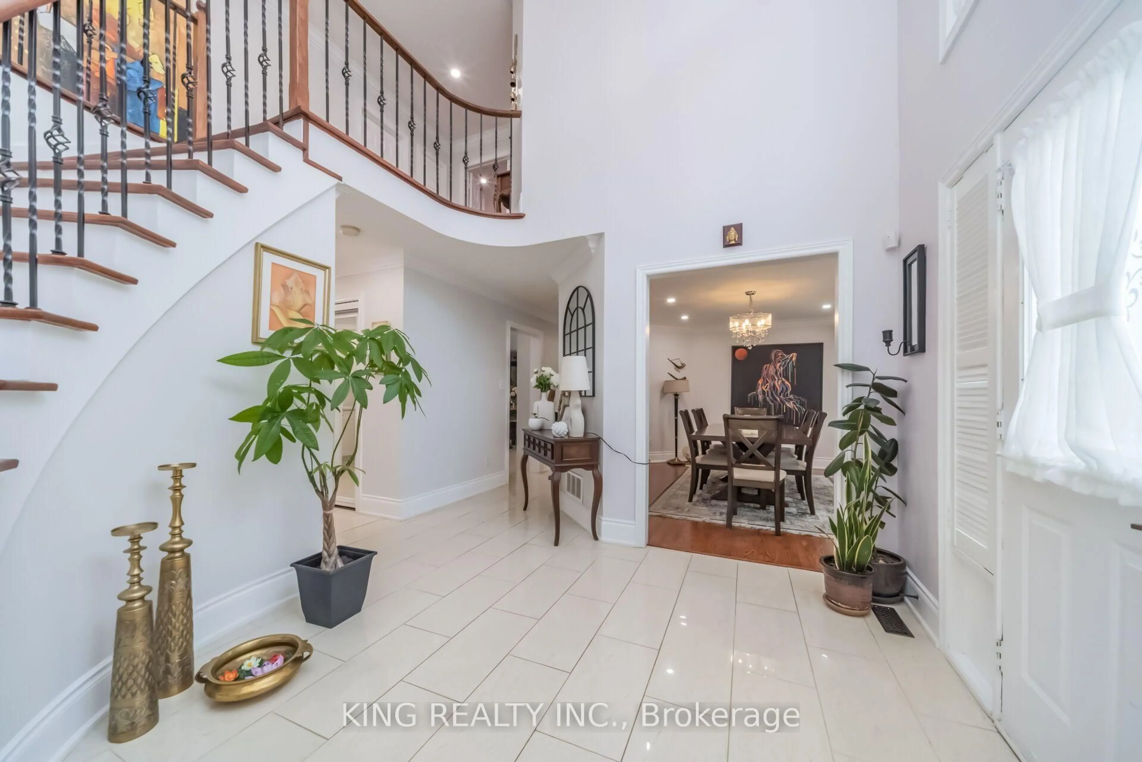 Indoor entryway for 1427 Grossi St, Mississauga Ontario L5V 1T9