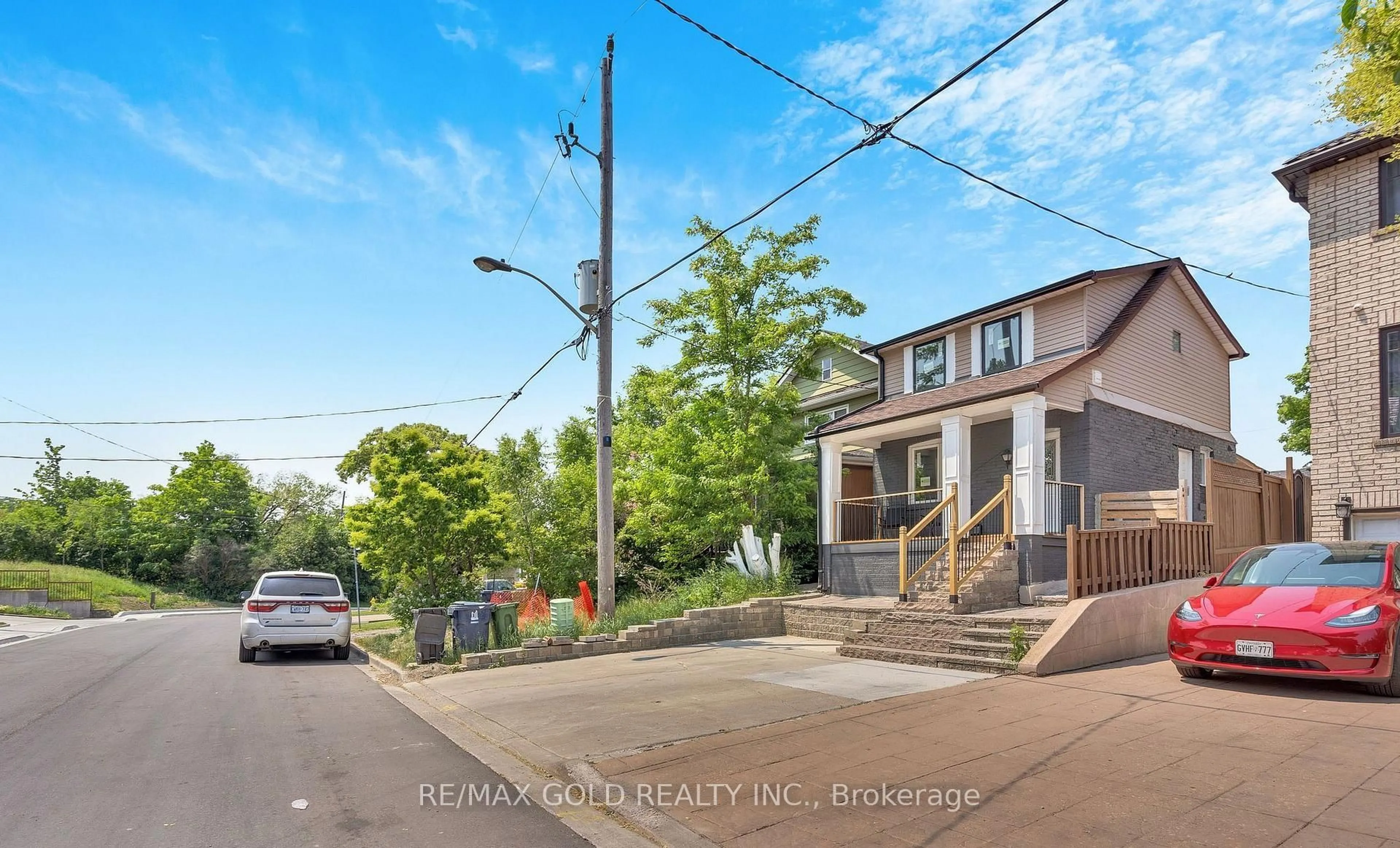 A pic from outside/outdoor area/front of a property/back of a property/a pic from drone, street for 8 Fairglen Cres, Toronto Ontario M9N 1S2