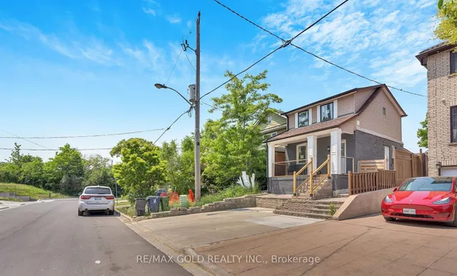 8 Fairglen Cres, Toronto 2