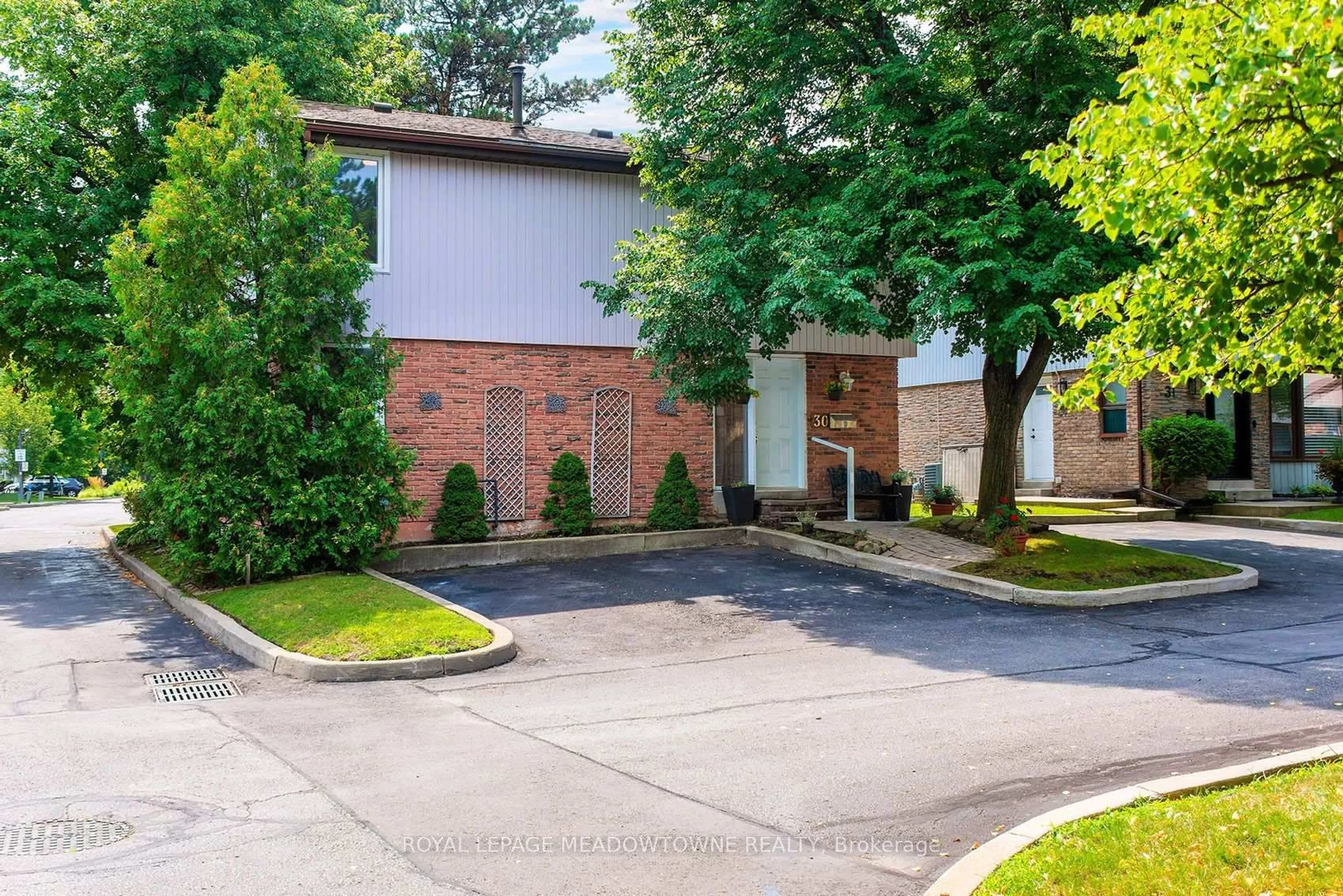 Home with brick exterior material, street for 59 Kenninghall Blvd #30, Mississauga Ontario L5N 1J6