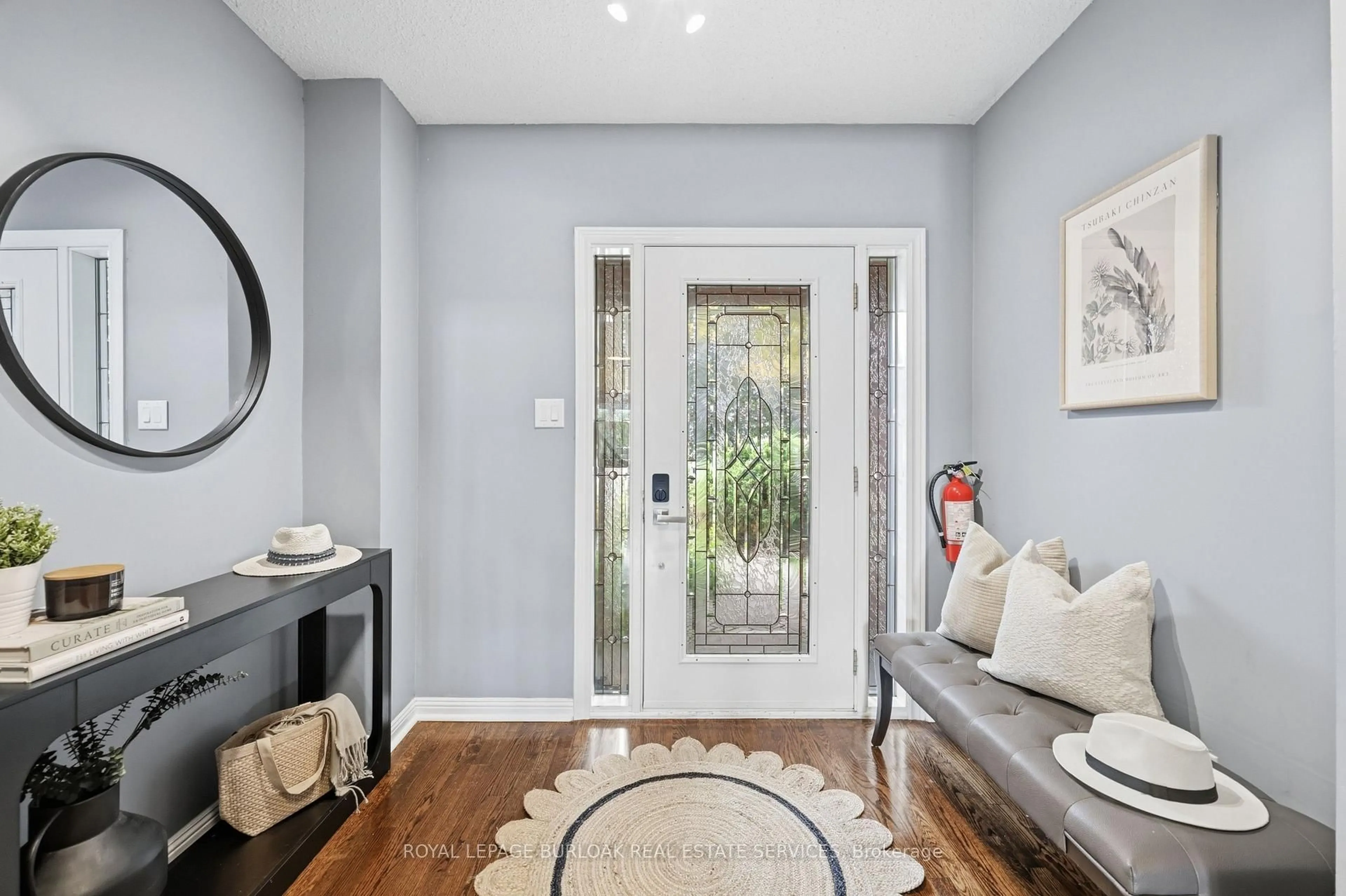 Indoor entryway for 419 Parklane Rd, Oakville Ontario L6H 4J6