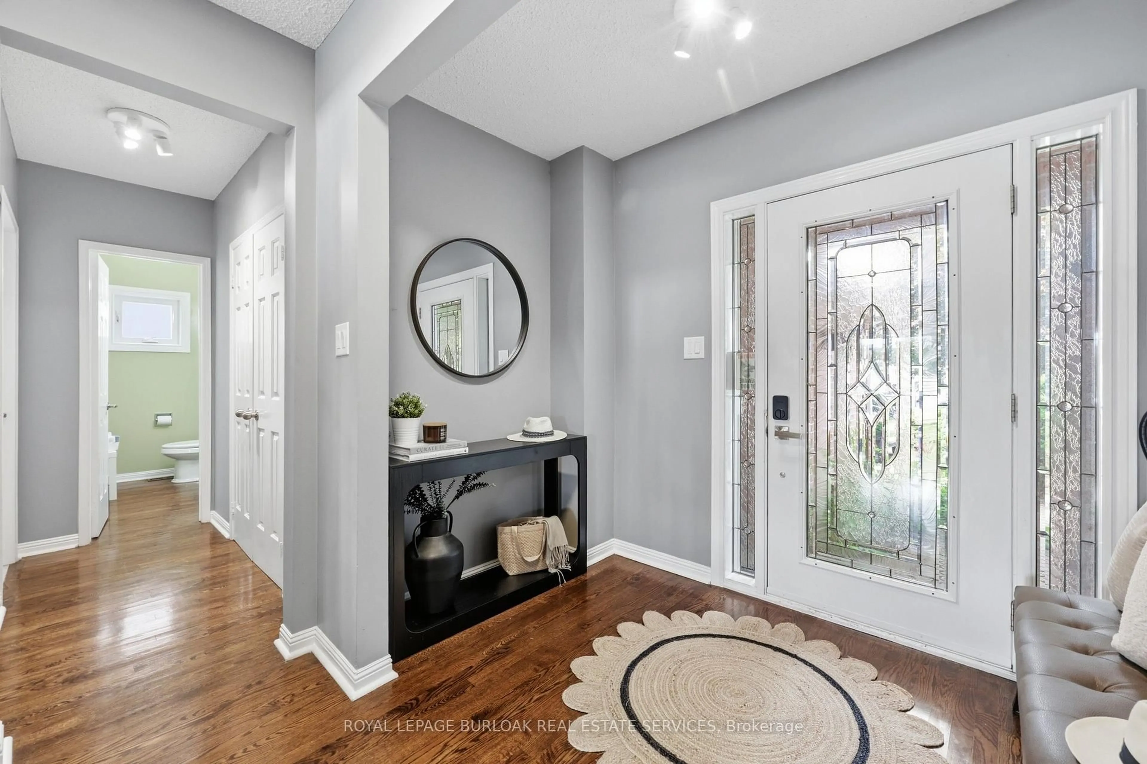 Indoor entryway for 419 Parklane Rd, Oakville Ontario L6H 4J6