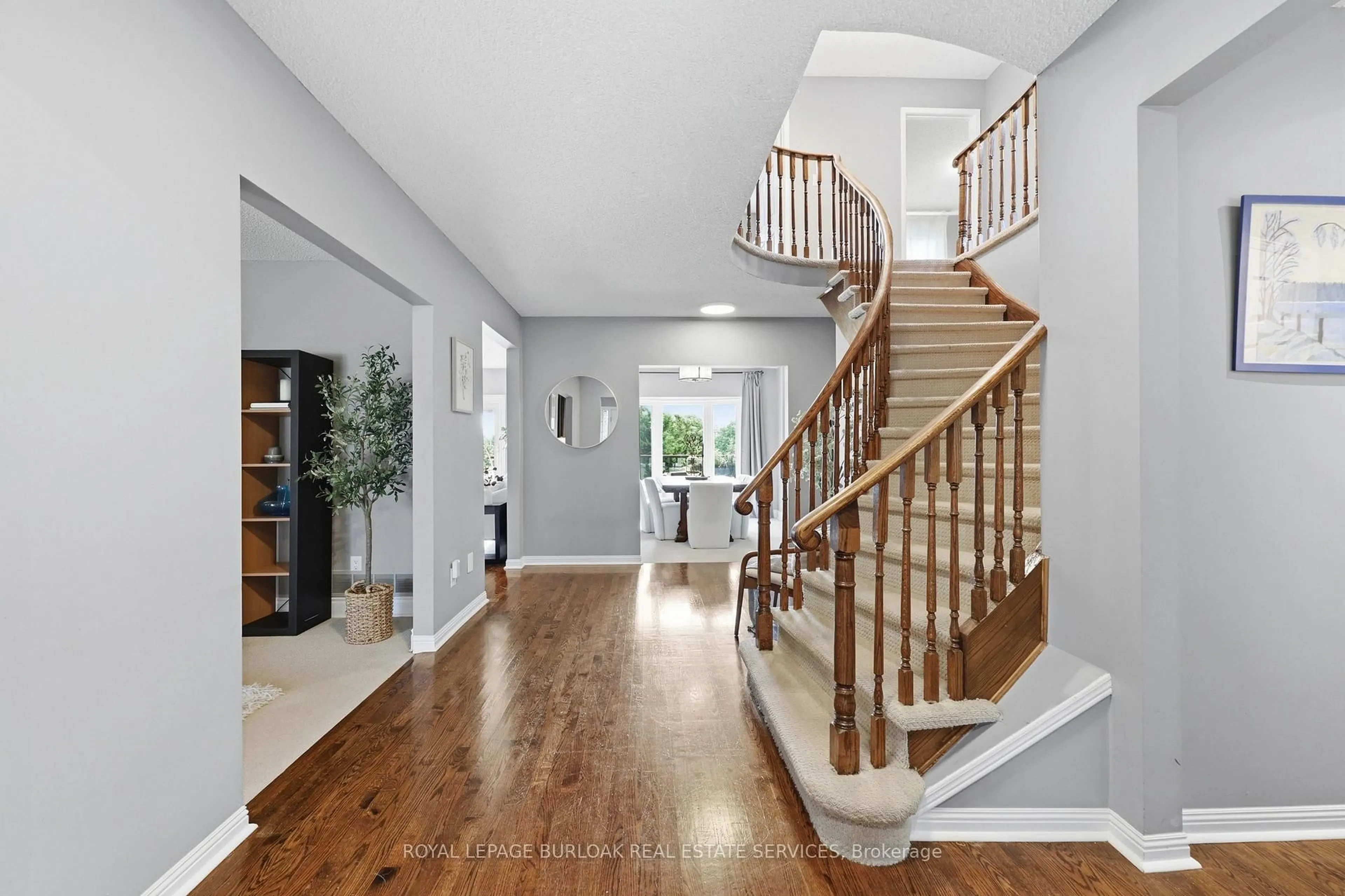 Indoor entryway for 419 Parklane Rd, Oakville Ontario L6H 4J6