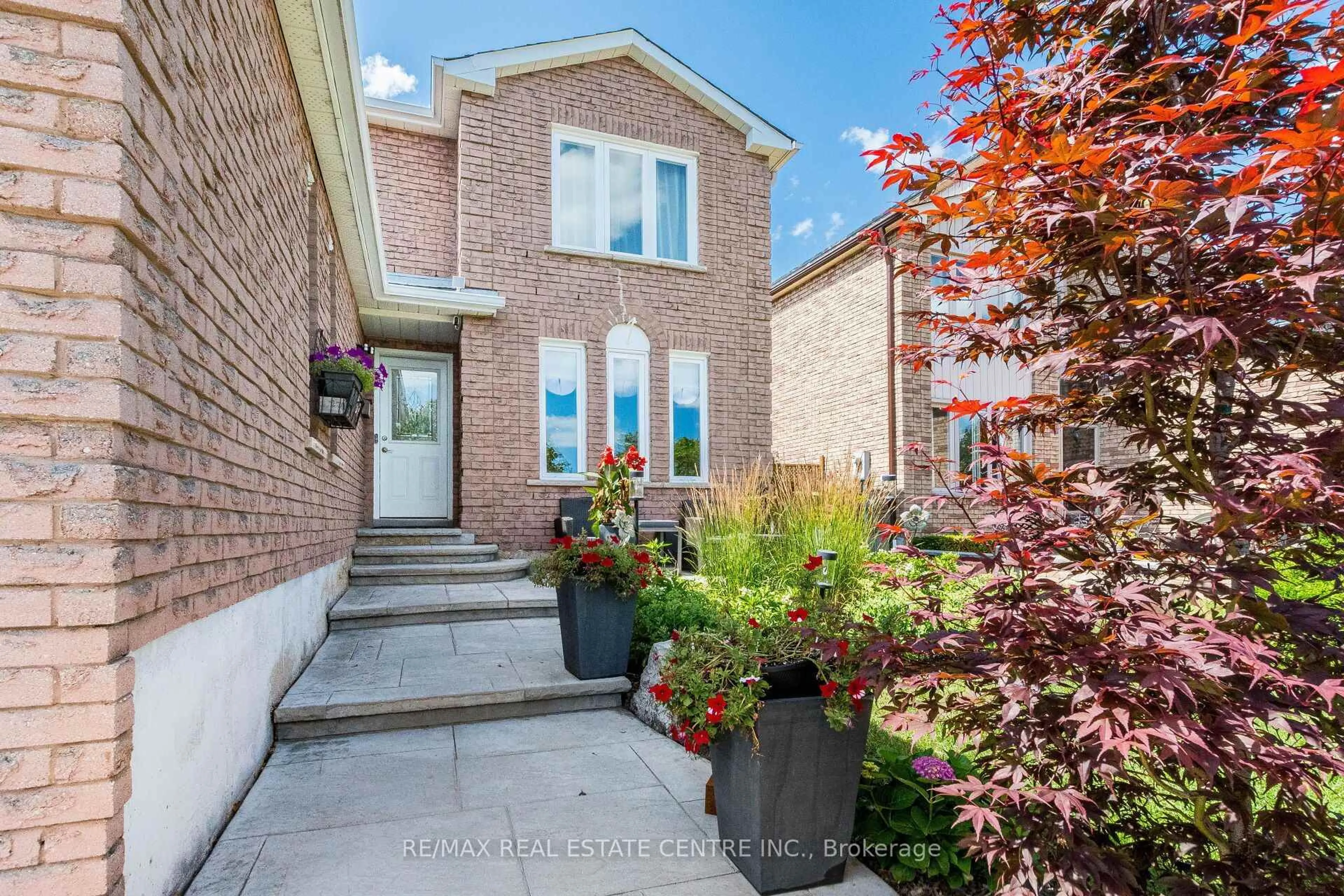 Home with brick exterior material, street for 1571 Meadowfield Cres, Mississauga Ontario L5M 4T4