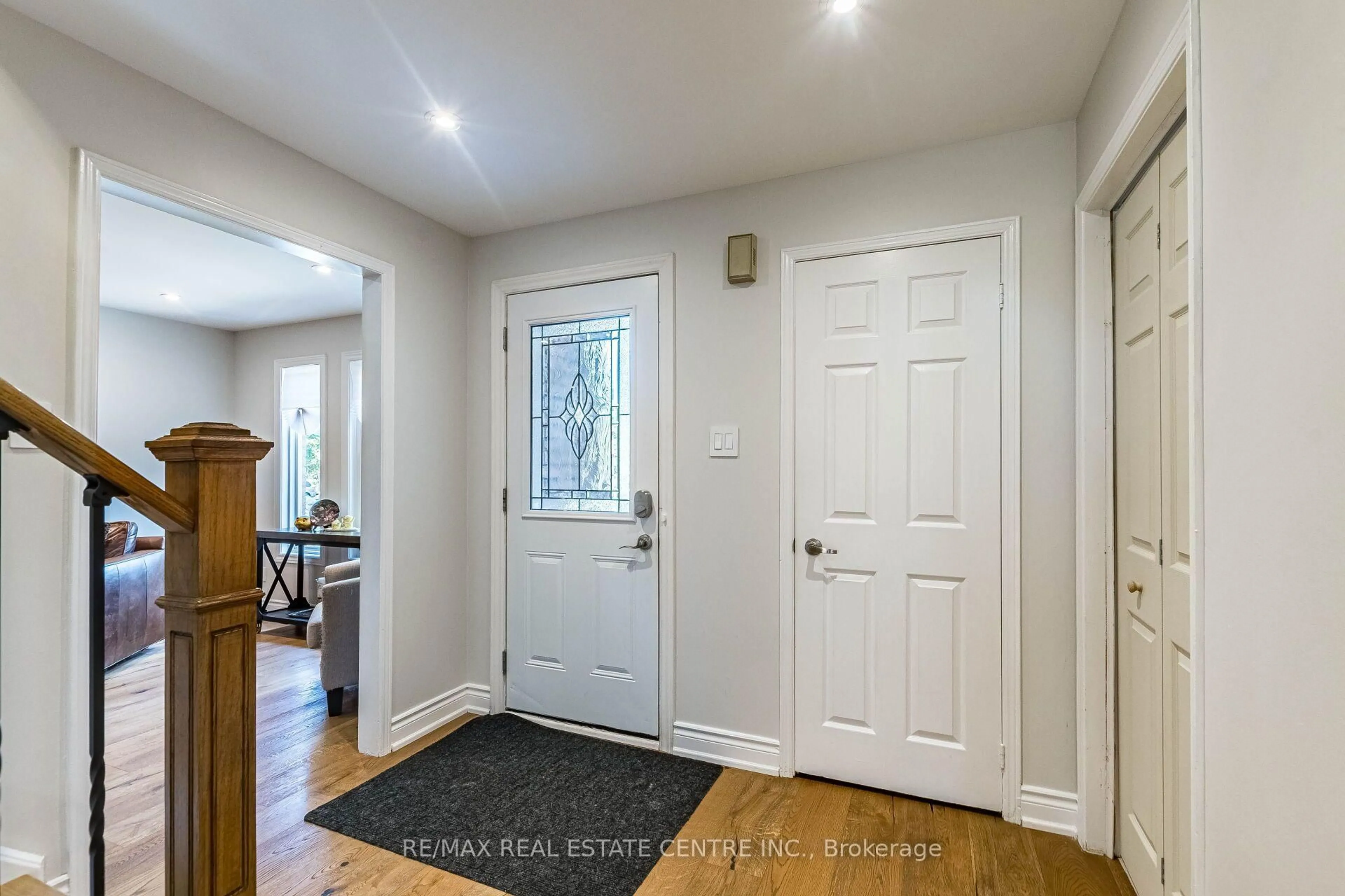 Indoor entryway for 1571 Meadowfield Cres, Mississauga Ontario L5M 4T4