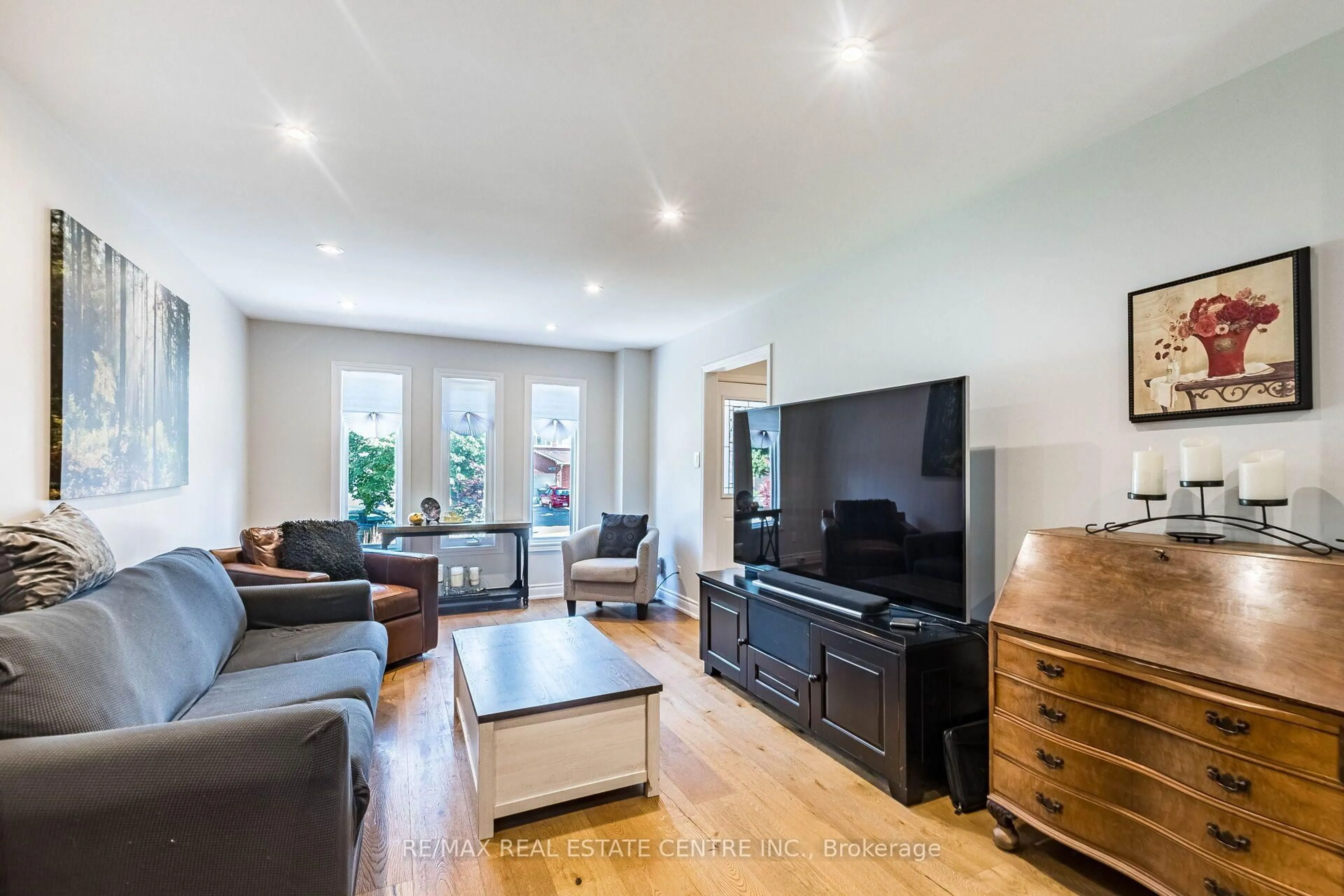 Living room with furniture, wood/laminate floor for 1571 Meadowfield Cres, Mississauga Ontario L5M 4T4