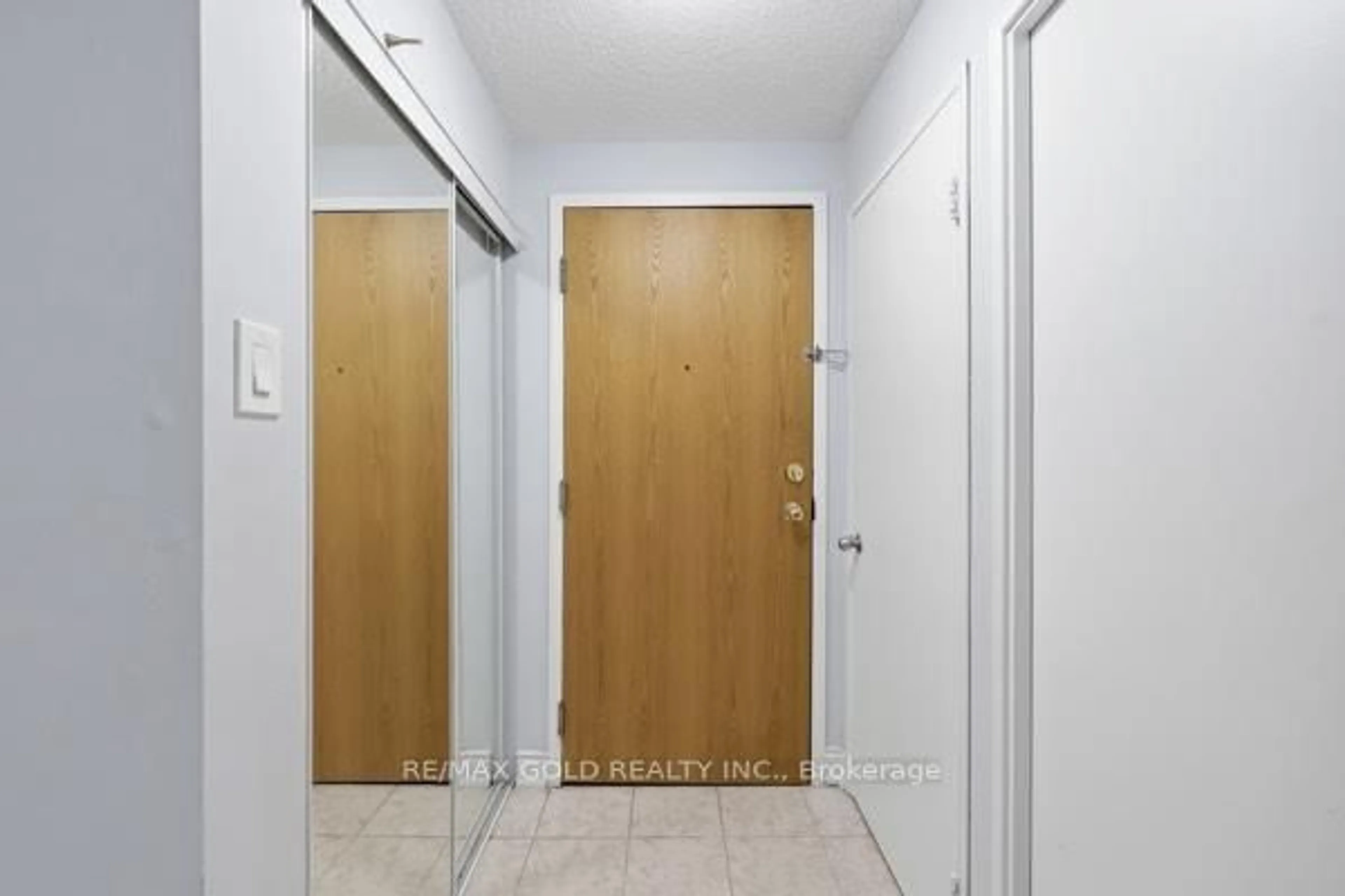 Indoor entryway for 61 Markbrook Lane #ph08, Toronto Ontario M9V 5E7