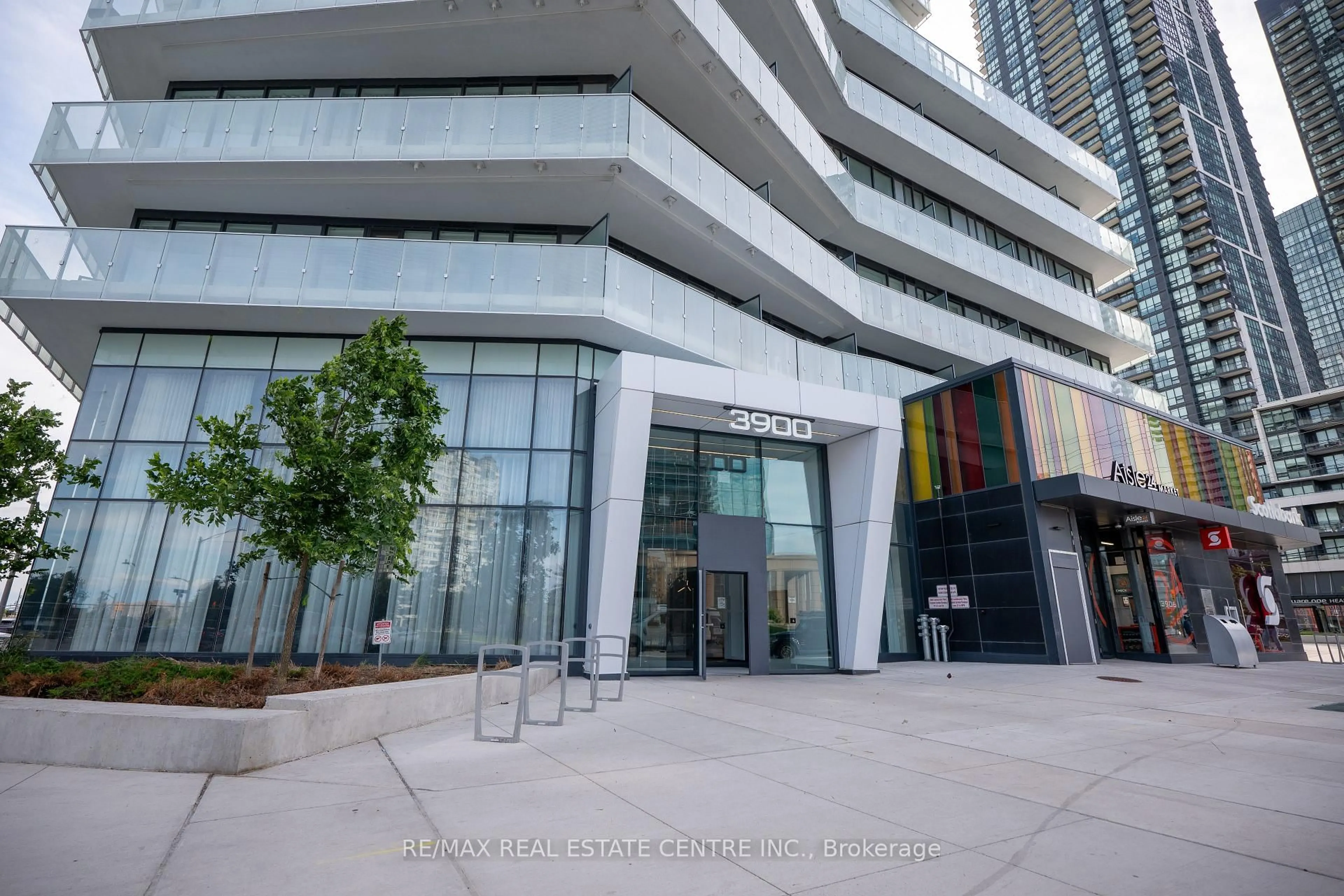 Indoor foyer for 3900 Confederation Pkwy Pkwy #5707, Mississauga Ontario L5B 0M3