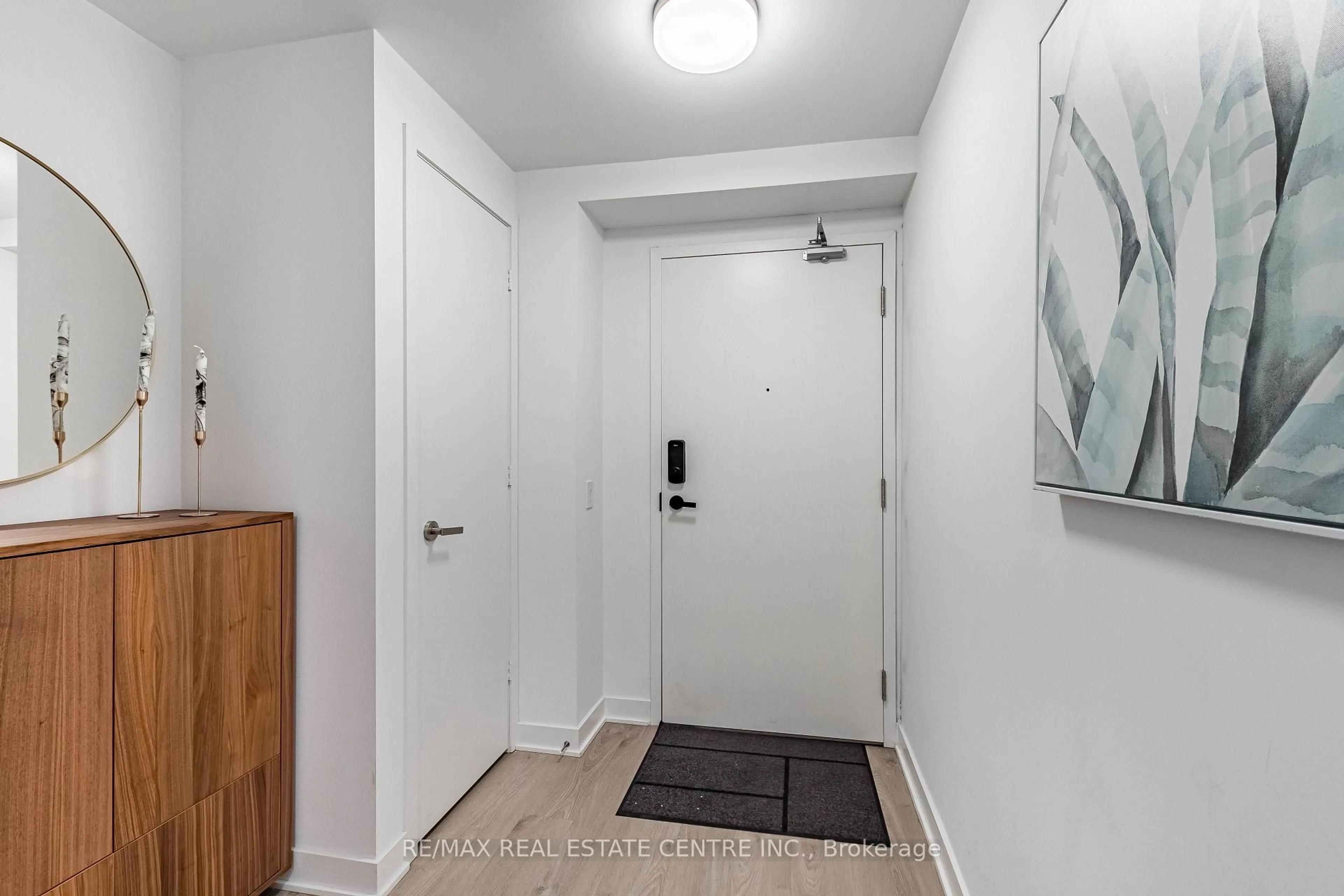 Indoor entryway for 3900 Confederation Pkwy Pkwy #5707, Mississauga Ontario L5B 0M3