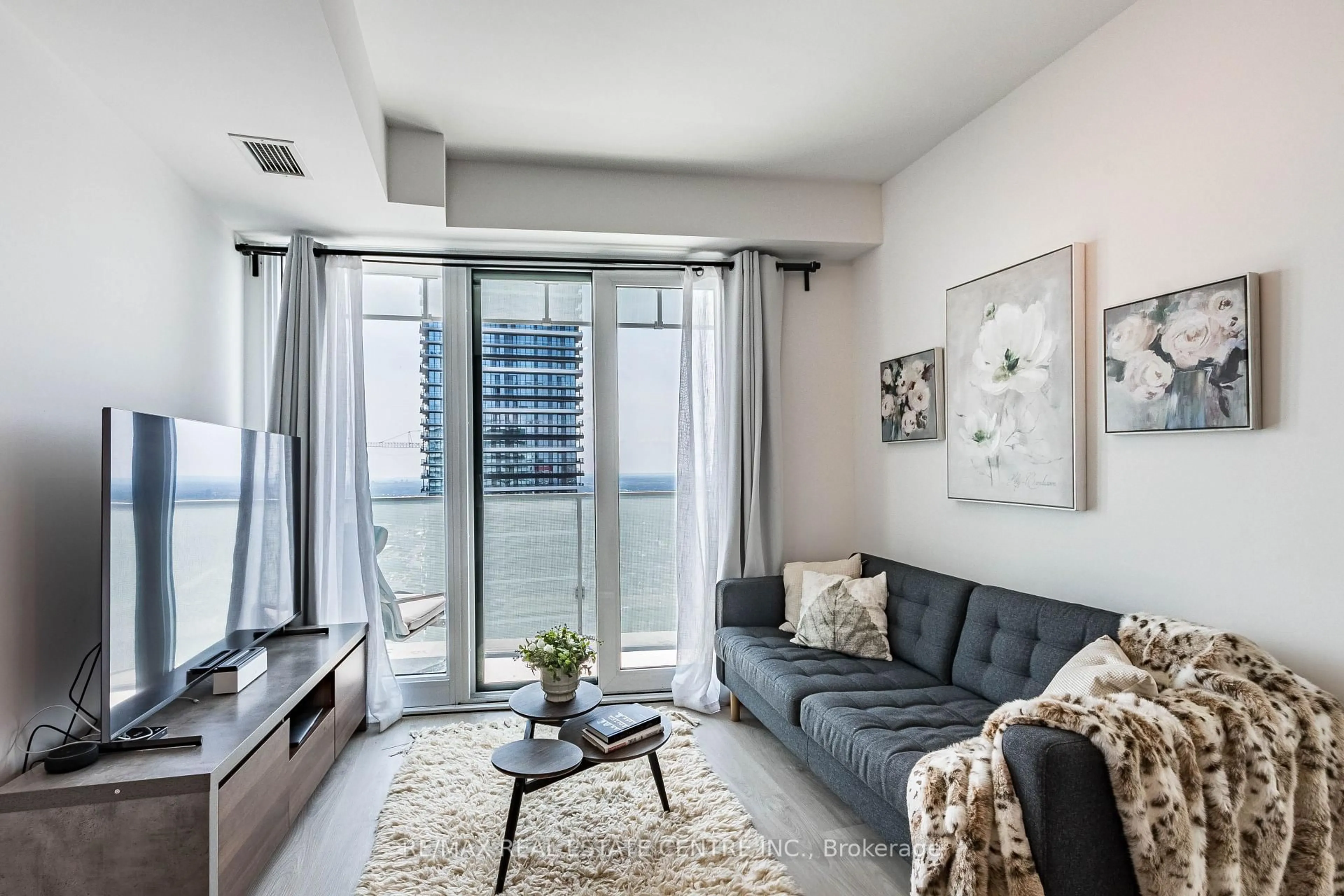 Living room with furniture, unknown for 3900 Confederation Pkwy Pkwy #5707, Mississauga Ontario L5B 0M3