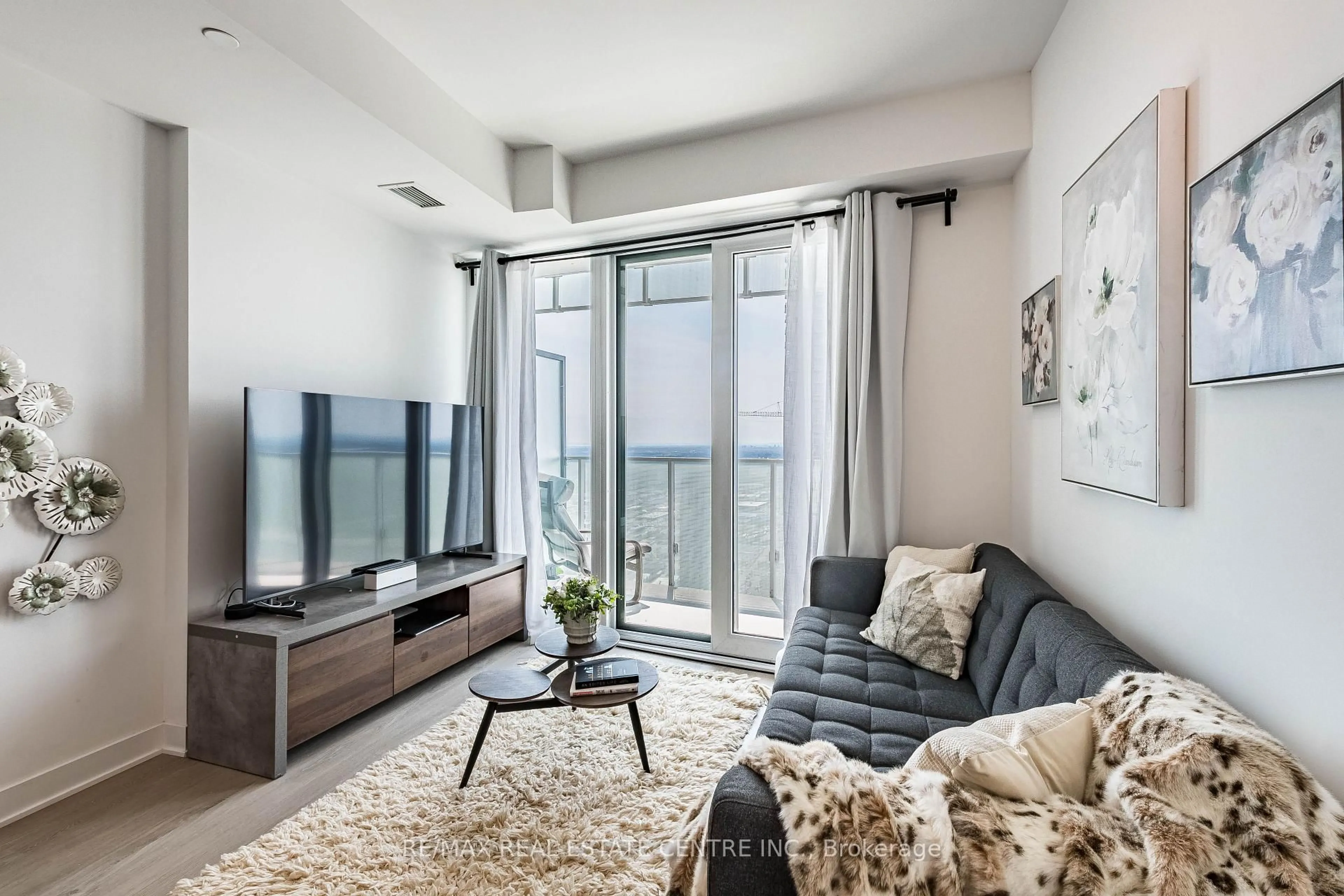 Living room with furniture, unknown for 3900 Confederation Pkwy Pkwy #5707, Mississauga Ontario L5B 0M3