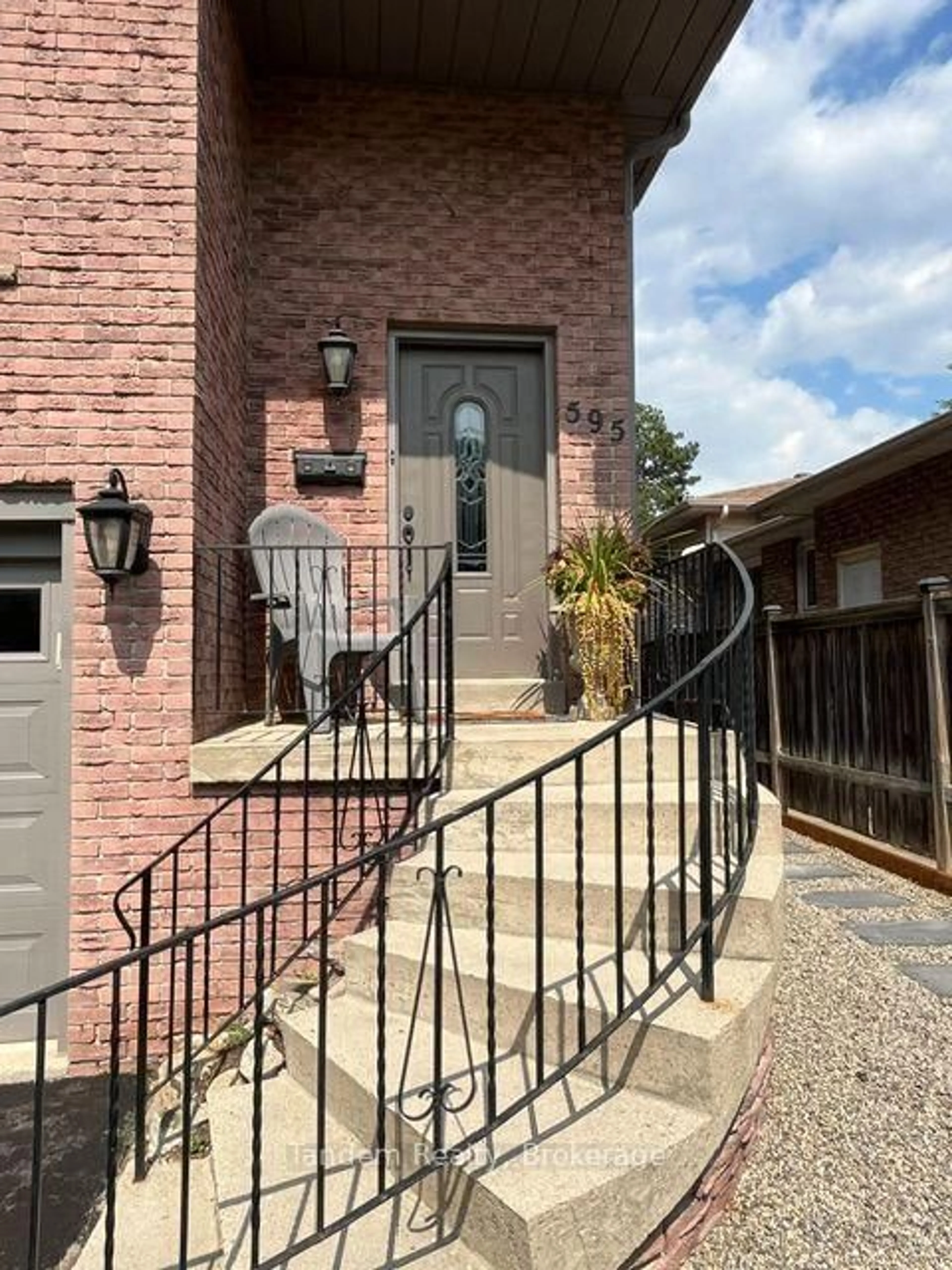 Home with brick exterior material, street for 595 Beaver Crt, Milton Ontario L9T 4A8
