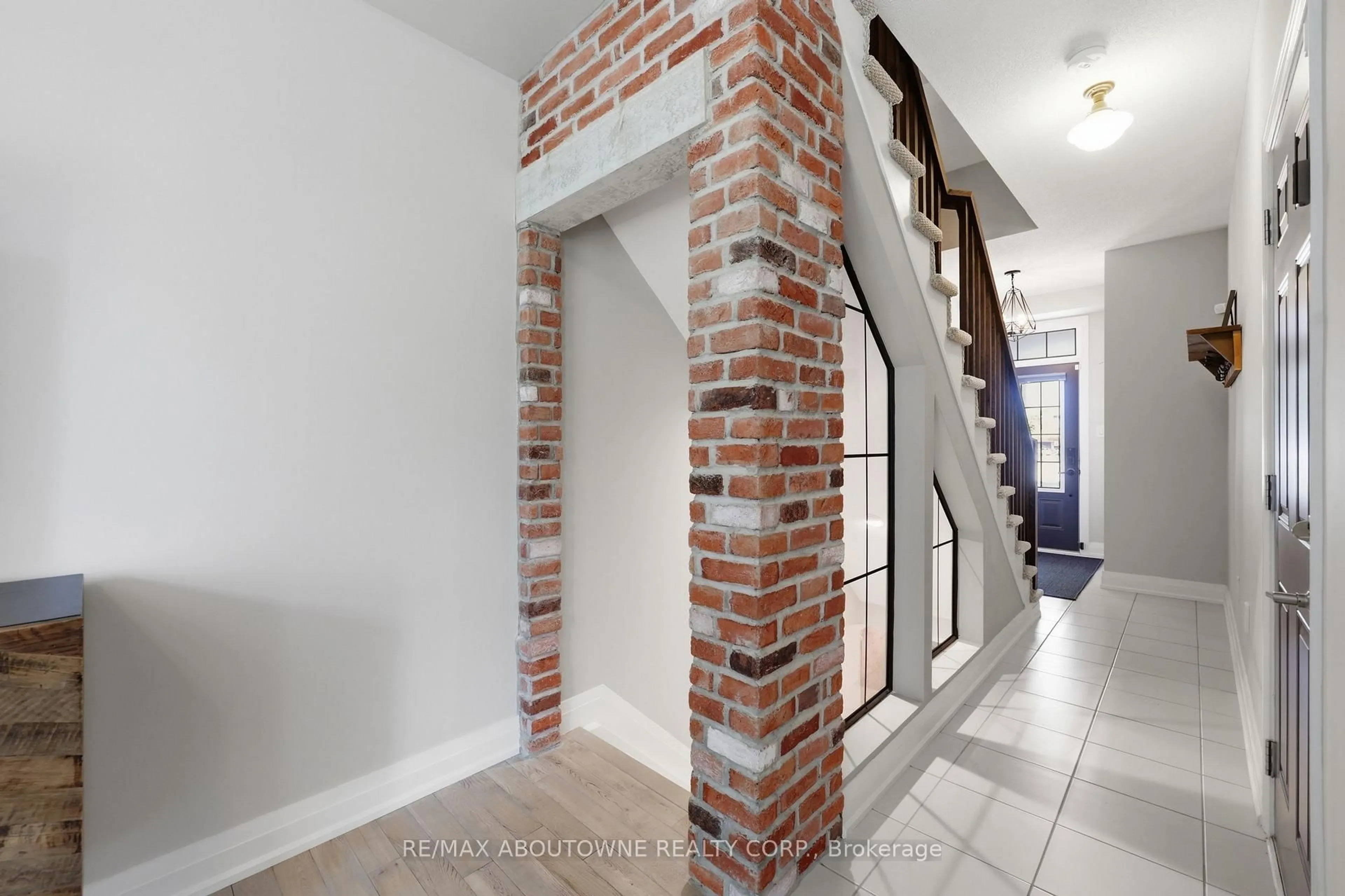 Indoor entryway for 1401 Plains Rd #63, Burlington Ontario L7R 0C2