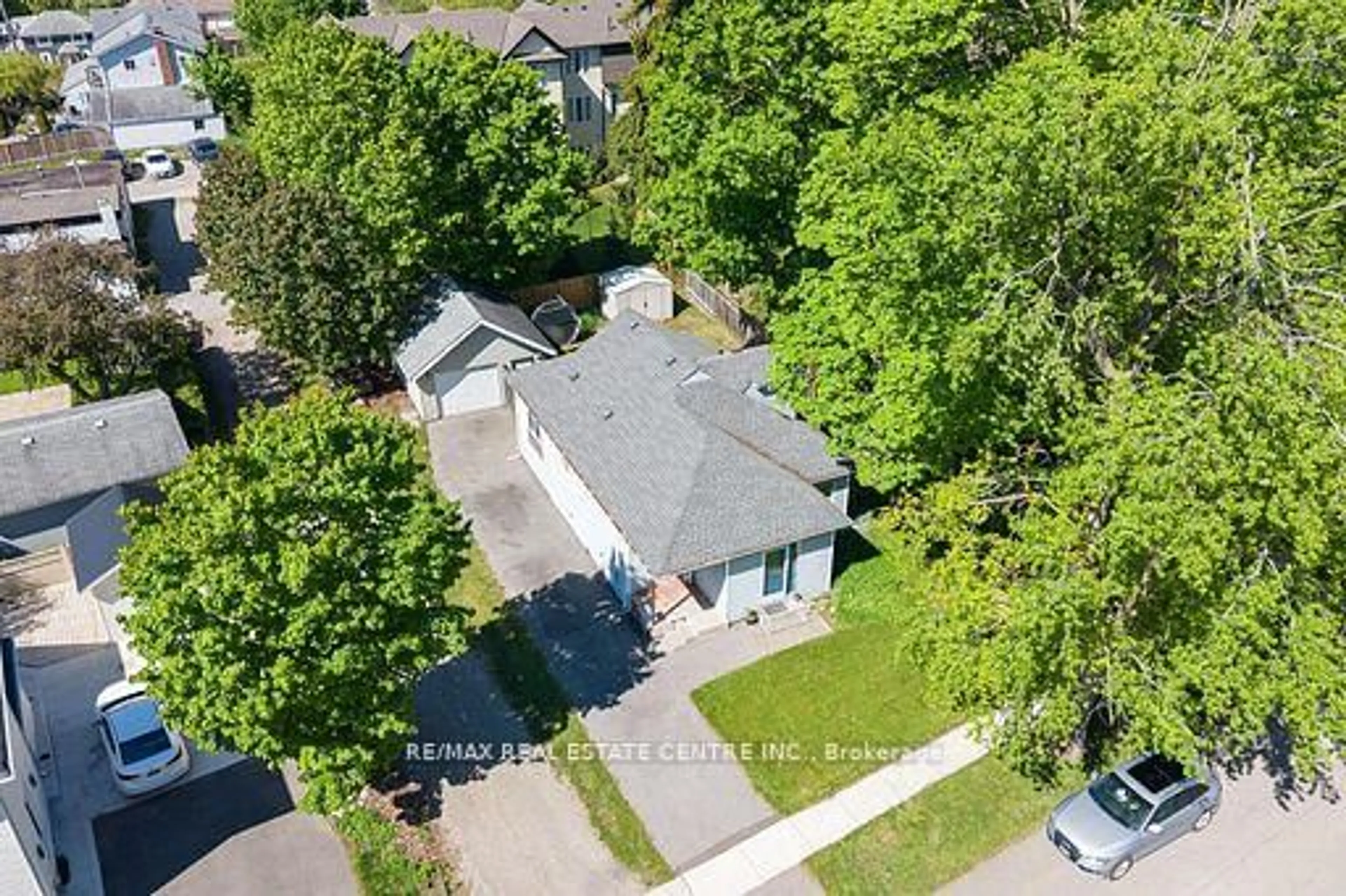 A pic from outside/outdoor area/front of a property/back of a property/a pic from drone, street for 44 Willow St, Halton Hills Ontario L7J 2A2