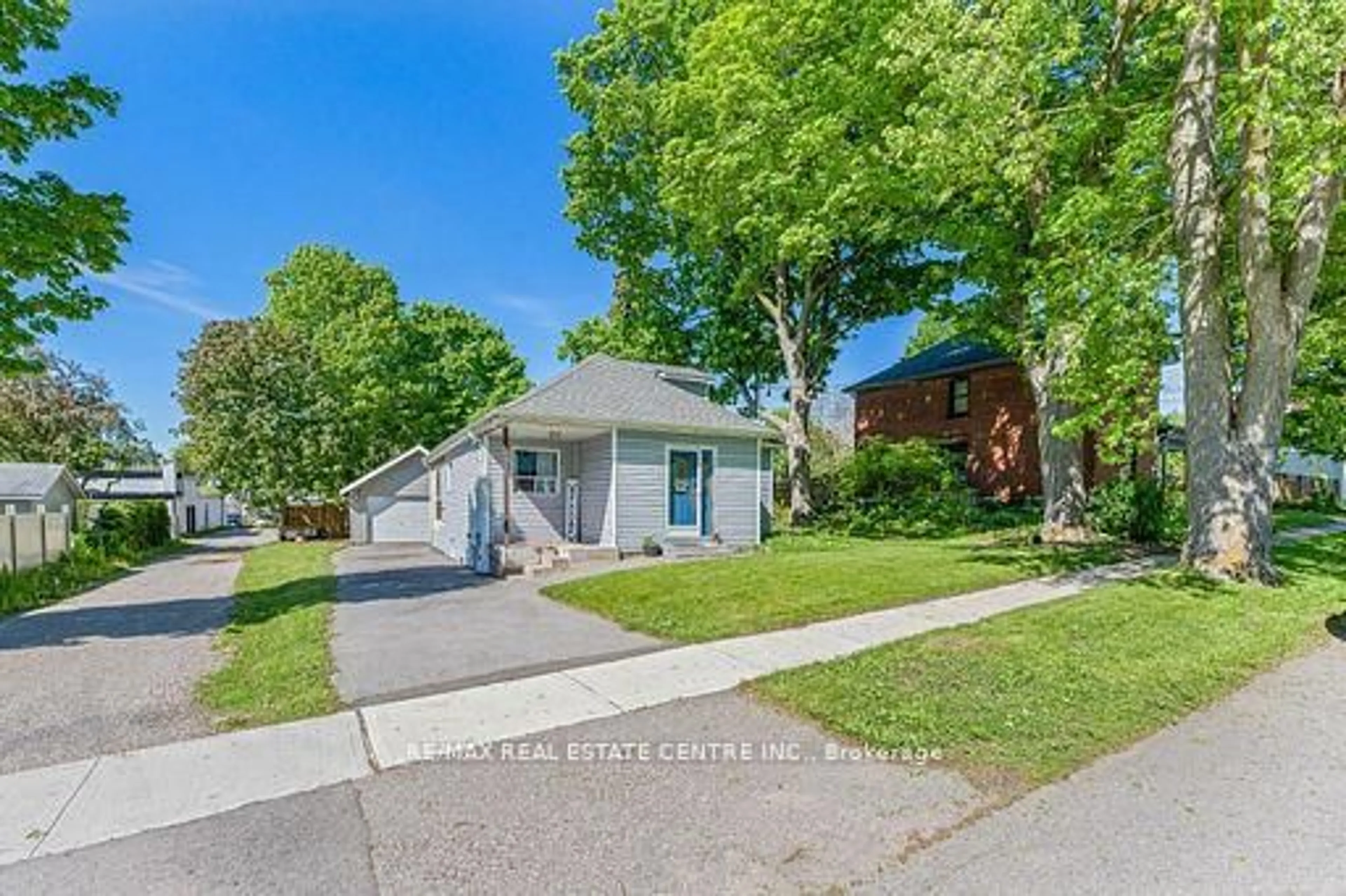 A pic from outside/outdoor area/front of a property/back of a property/a pic from drone, street for 44 Willow St, Halton Hills Ontario L7J 2A2