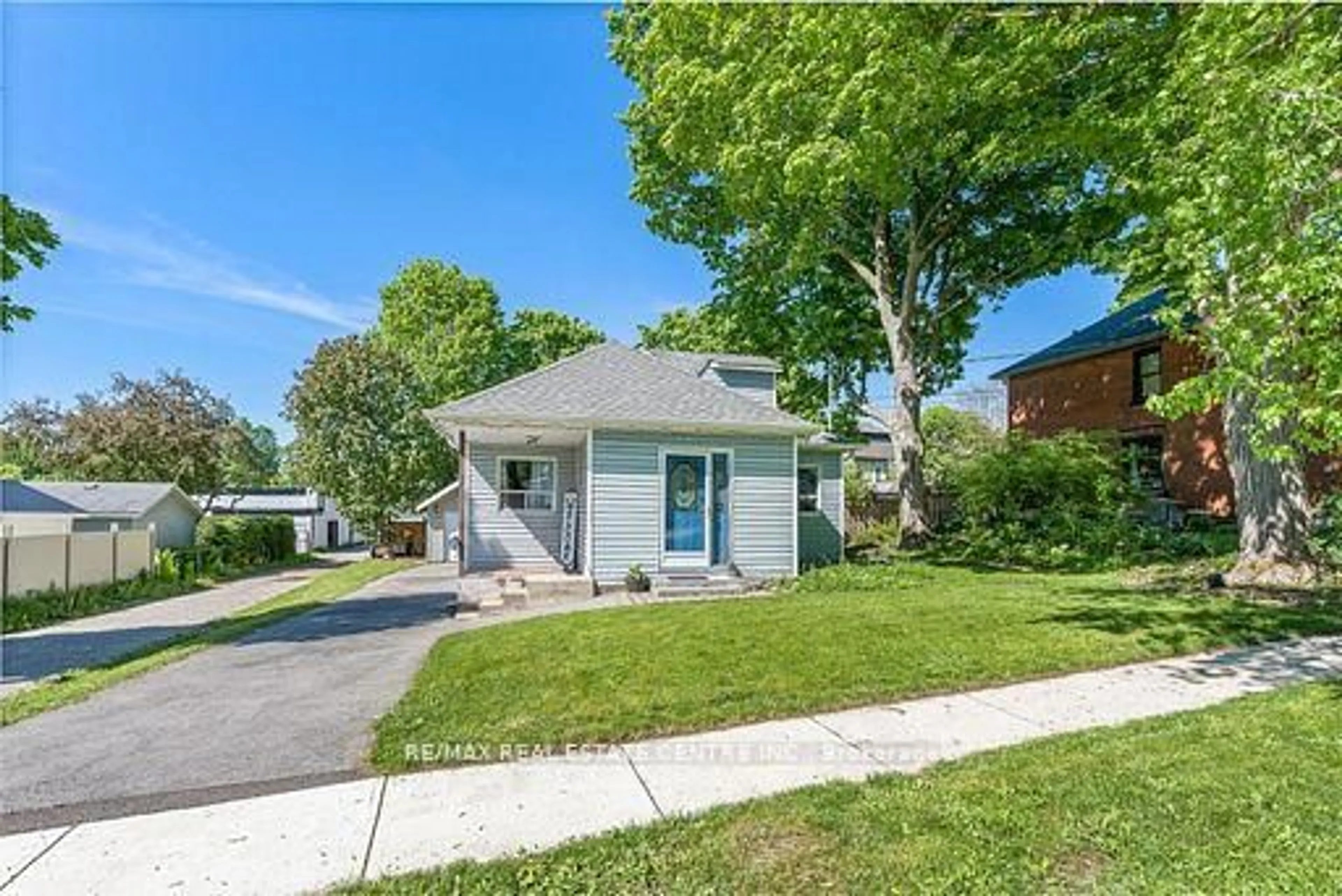 A pic from outside/outdoor area/front of a property/back of a property/a pic from drone, street for 44 Willow St, Halton Hills Ontario L7J 2A2