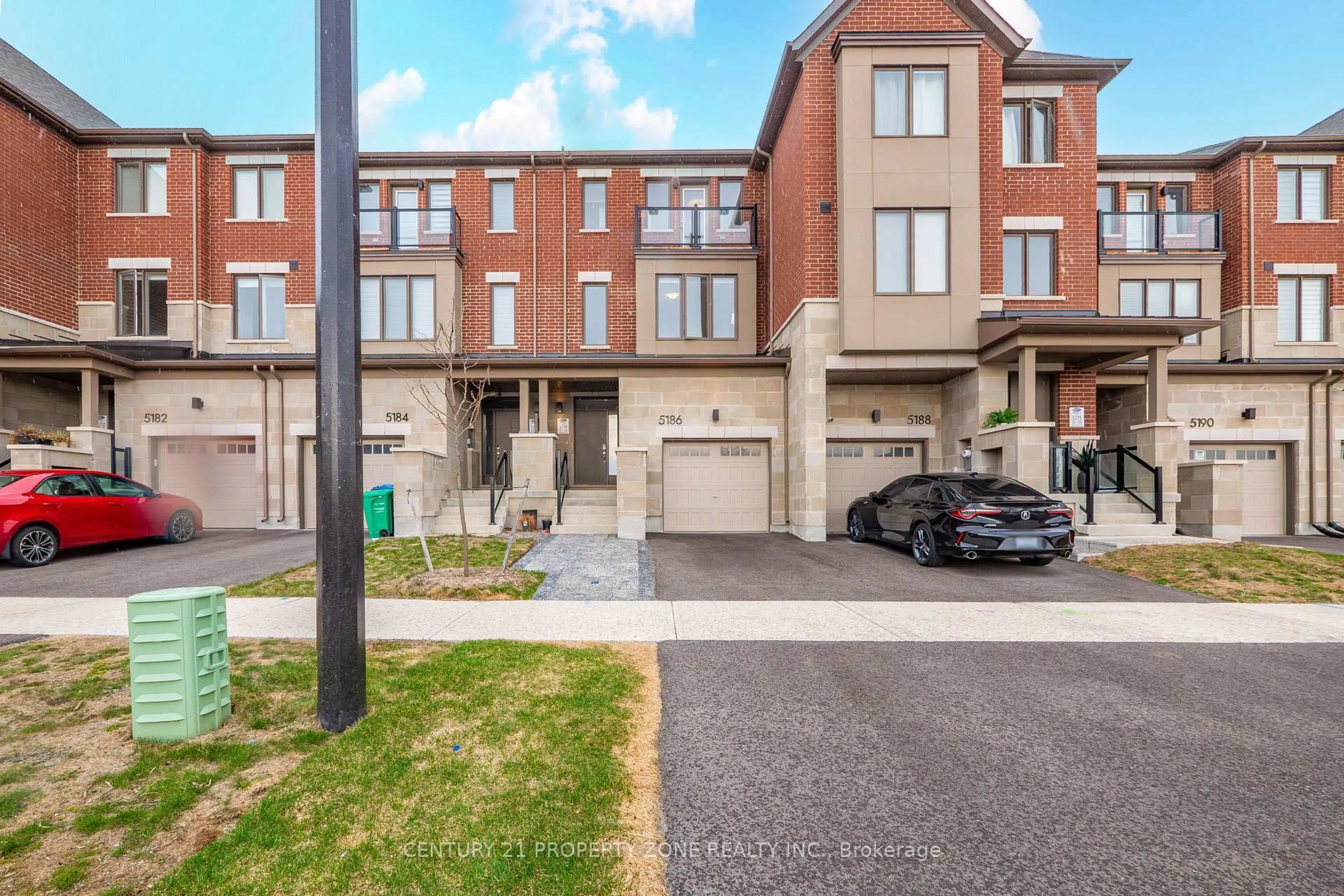 A pic from outside/outdoor area/front of a property/back of a property/a pic from drone, street for 5186 Viola Desmond Dr, Mississauga Ontario L5M 2S7