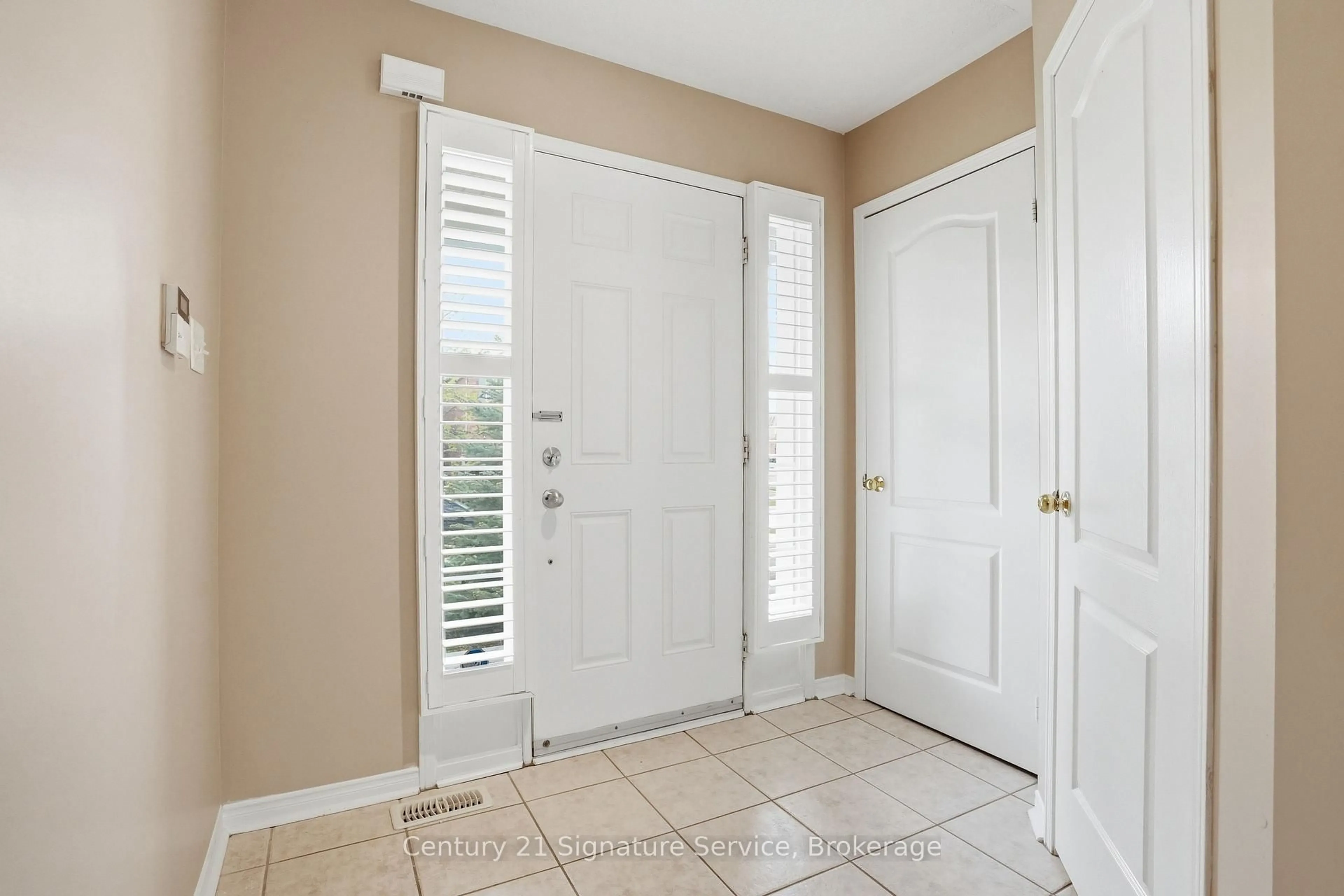 Indoor entryway for 4 Cloverlawn St, Brampton Ontario L7A 3X6