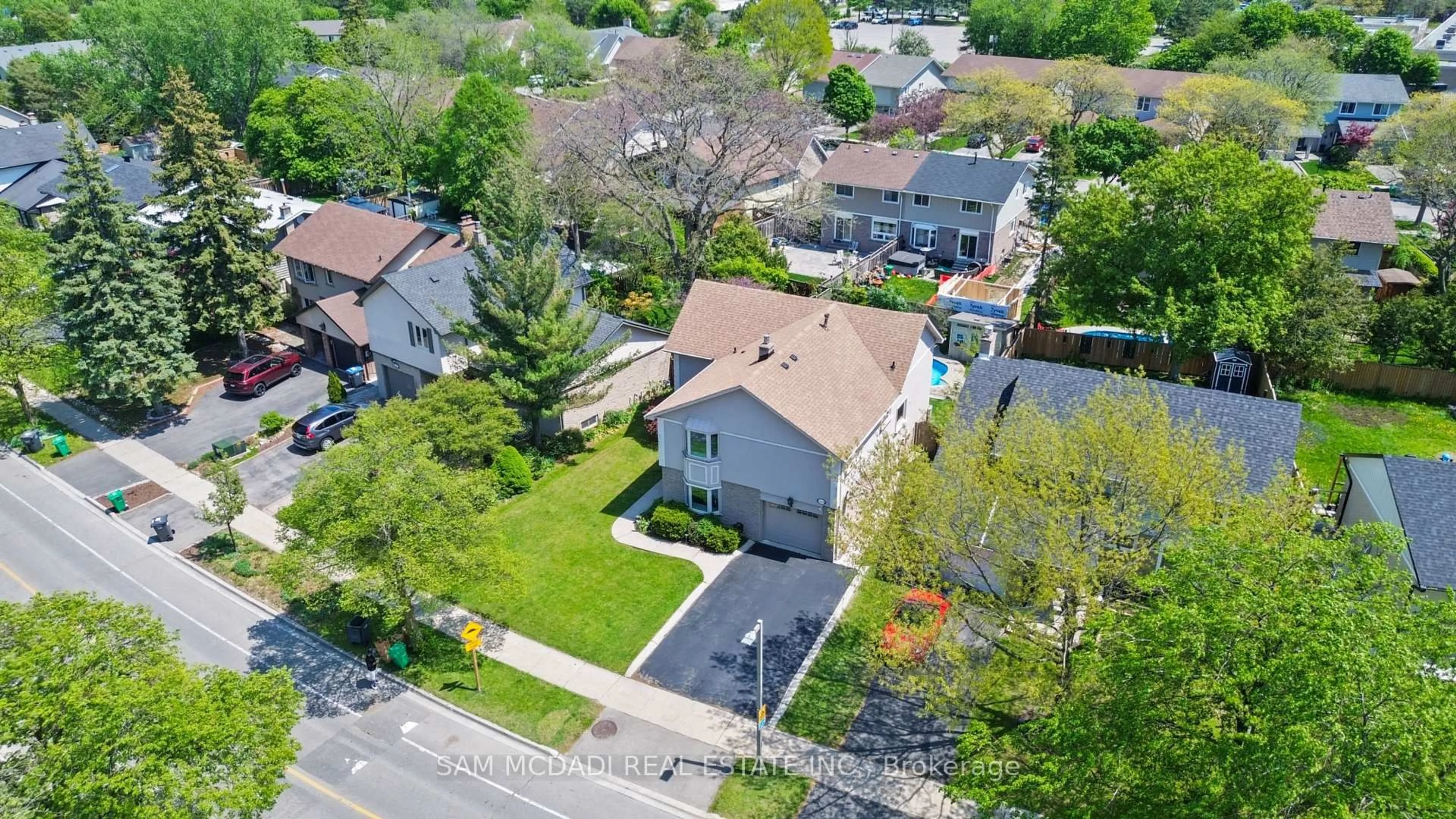 A pic from outside/outdoor area/front of a property/back of a property/a pic from drone, street for 2464 Council Ring Rd, Mississauga Ontario L5L 1E6